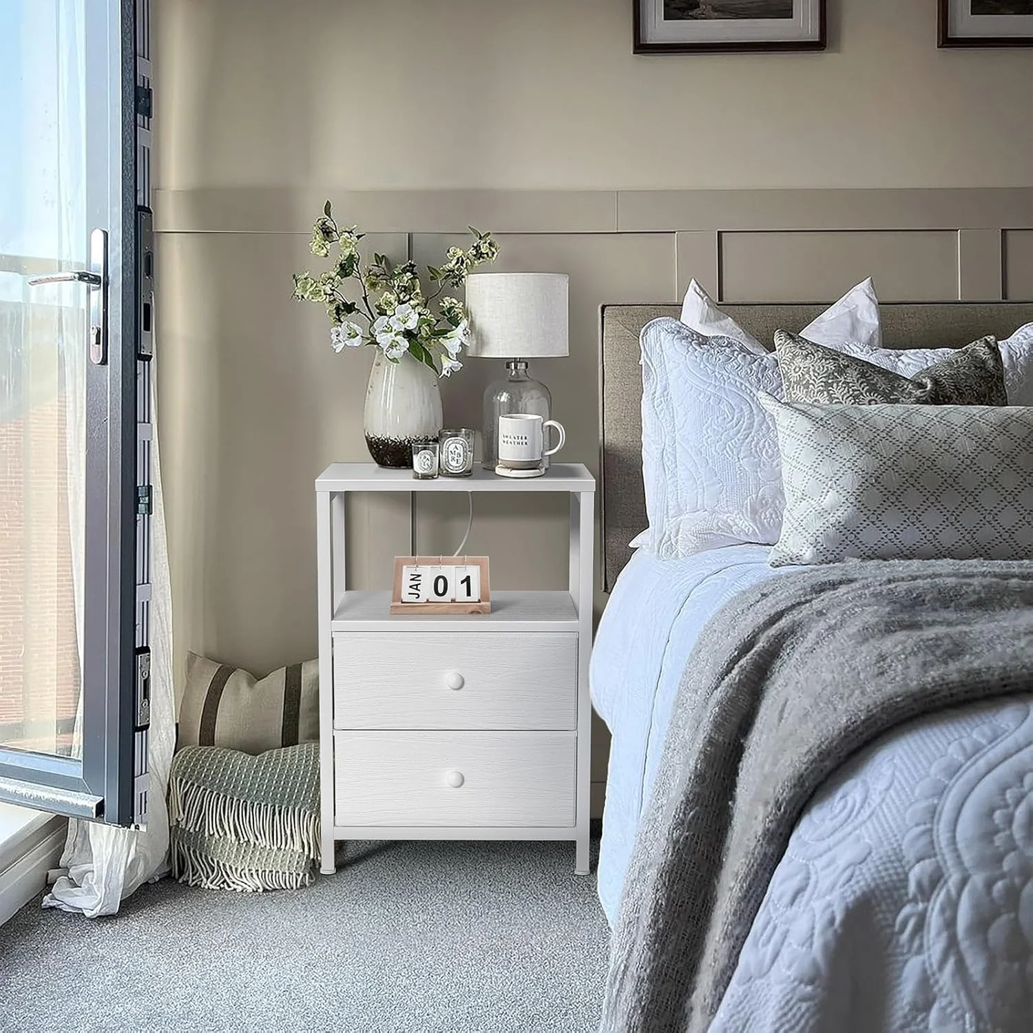 میز پاتختی سفید BOLUO با ایستگاه شارژ، میز کنار تختی LED با 2 کشو پارچه ای، میز کنار تخت با پورت های USB و پریز برق، میز پاتختی مدرن برای اتاق خواب