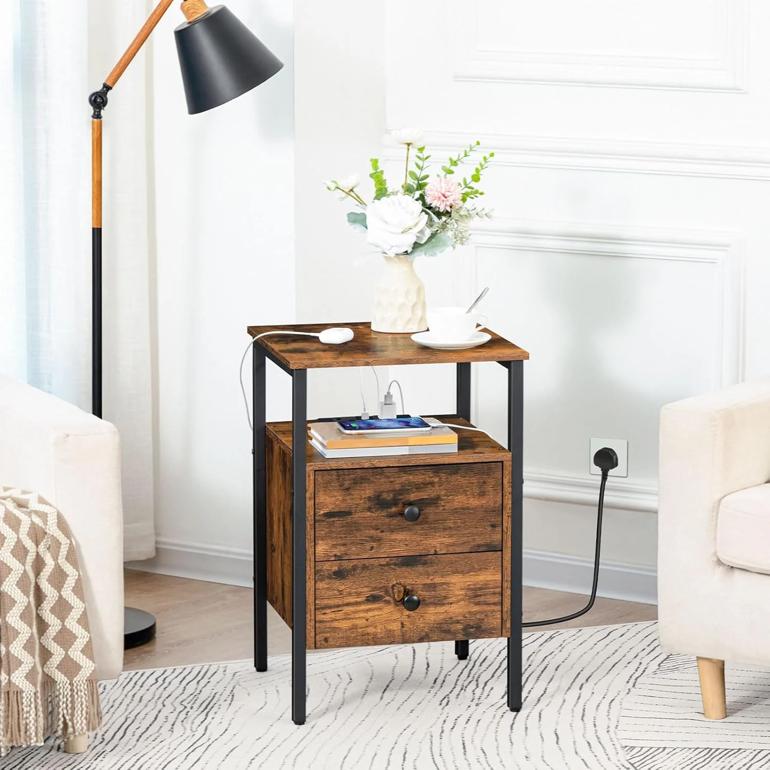 میز کنار تختی بلند هووبرو با کشو، میز پاتختی بلند با پورت شارژ، میز کنار مبلی صنعتی برای اتاق خواب، میز کنار مبل بلند برای اتاق نشیمن، قهوه ای روستیک و مشکی EBF43KBZ01G2 میز کنار تختی بلند هووبرو با کشو، میز پاتختی بلند با پورت شارژ، میز کنار مبلی صنعتی برای اتاق خواب، میز کنار مبل بلند برای اتاق نشیمن، قهوه ای روستیک و مشکی EBF43KBZ01G2