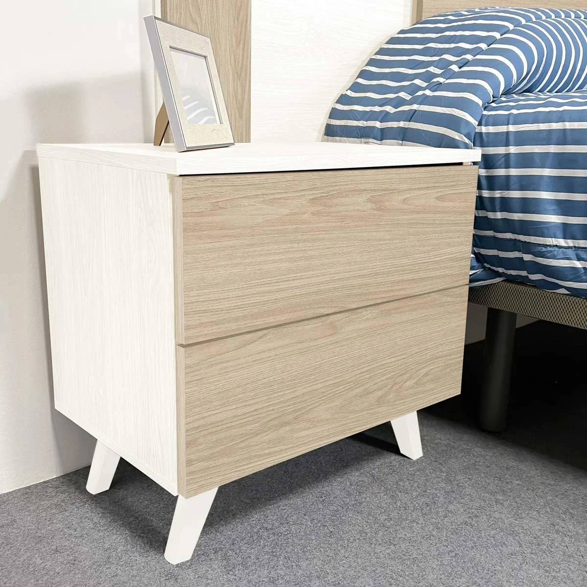 میز کنار تختی هومی نورا با طراحی نوردیک، دارای 2 کشو و پایه، طراحی کاربردی و شیک، بلوط اندرسن، 52 سانتی متر (عرض) x 50 سانتی متر (ارتفاع) x 34.8 سانتی متر (عمق) میز کنار تختی هومی نورا با طراحی نوردیک، دارای 2 کشو و پایه، طراحی کاربردی و شیک، بلوط اندرسن، 52 سانتی متر (عرض) x 50 سانتی متر (ارتفاع) x 34.8 سانتی متر (عمق)