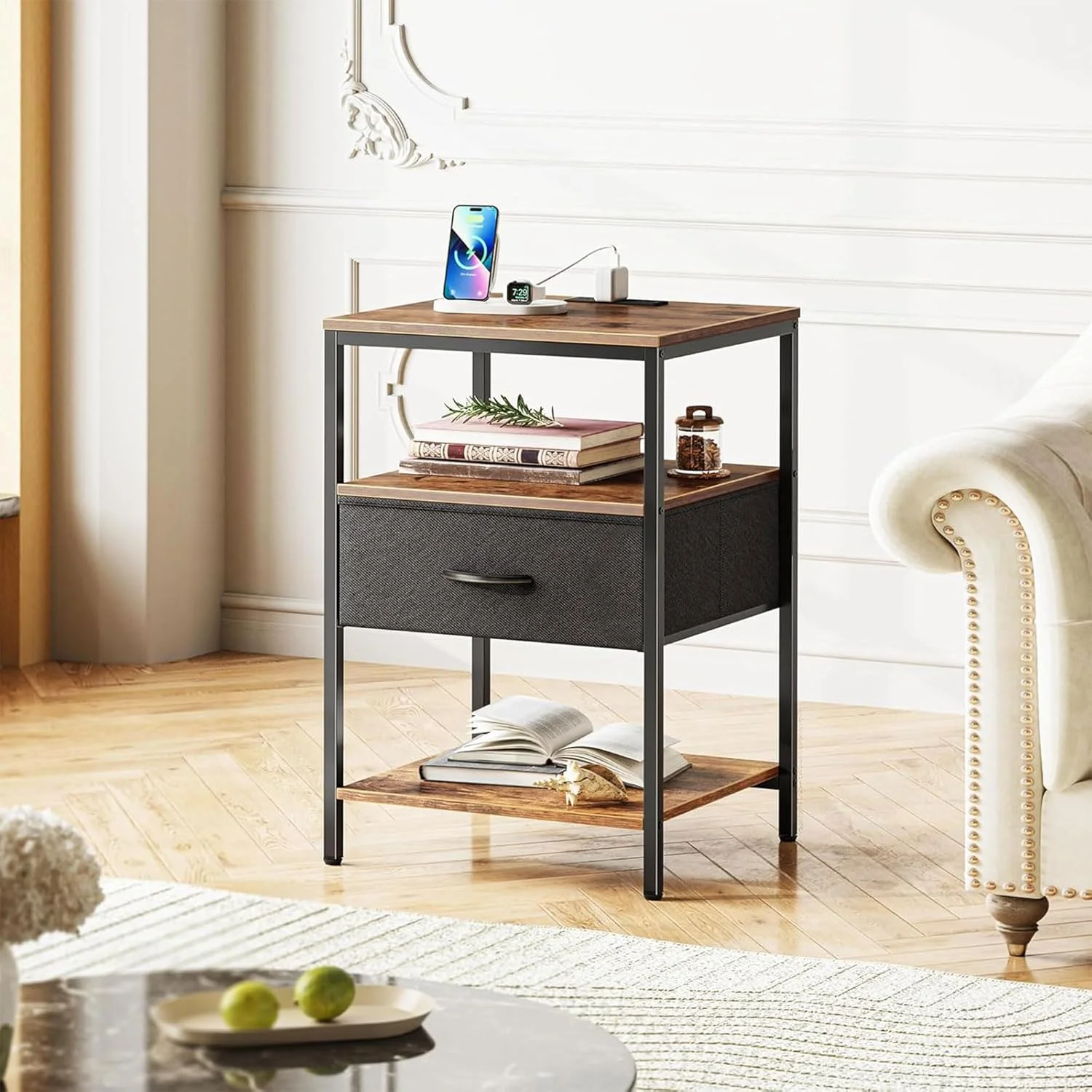 میز کنار تختی KAPEICamper با ایستگاه شارژ، میز کنار تخت با کشوی پارچه ای قابل تنظیم، میز کنار تخت برای اتاق خواب، میز عسلی 3 طبقه، برای اتاق نشیمن، قهوه ای روستایی و مشکی