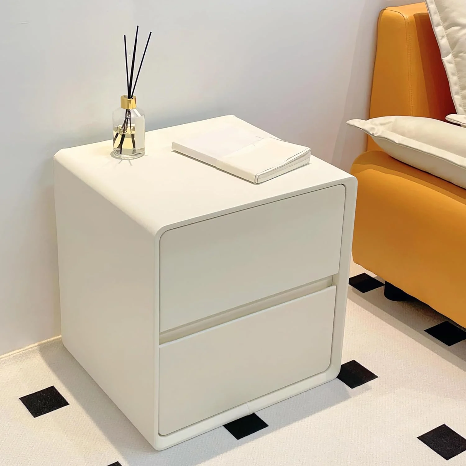 میز کنار تختی مدرن و مینیمال XINYUEMAIC، میز لبه چوب جامد با 2 کشو، روکش چرمی، کابینت ذخیره سازی لوکس بدون نیاز به نصب، مناسب برای اتاق نشیمن و اتاق خواب [بژ]