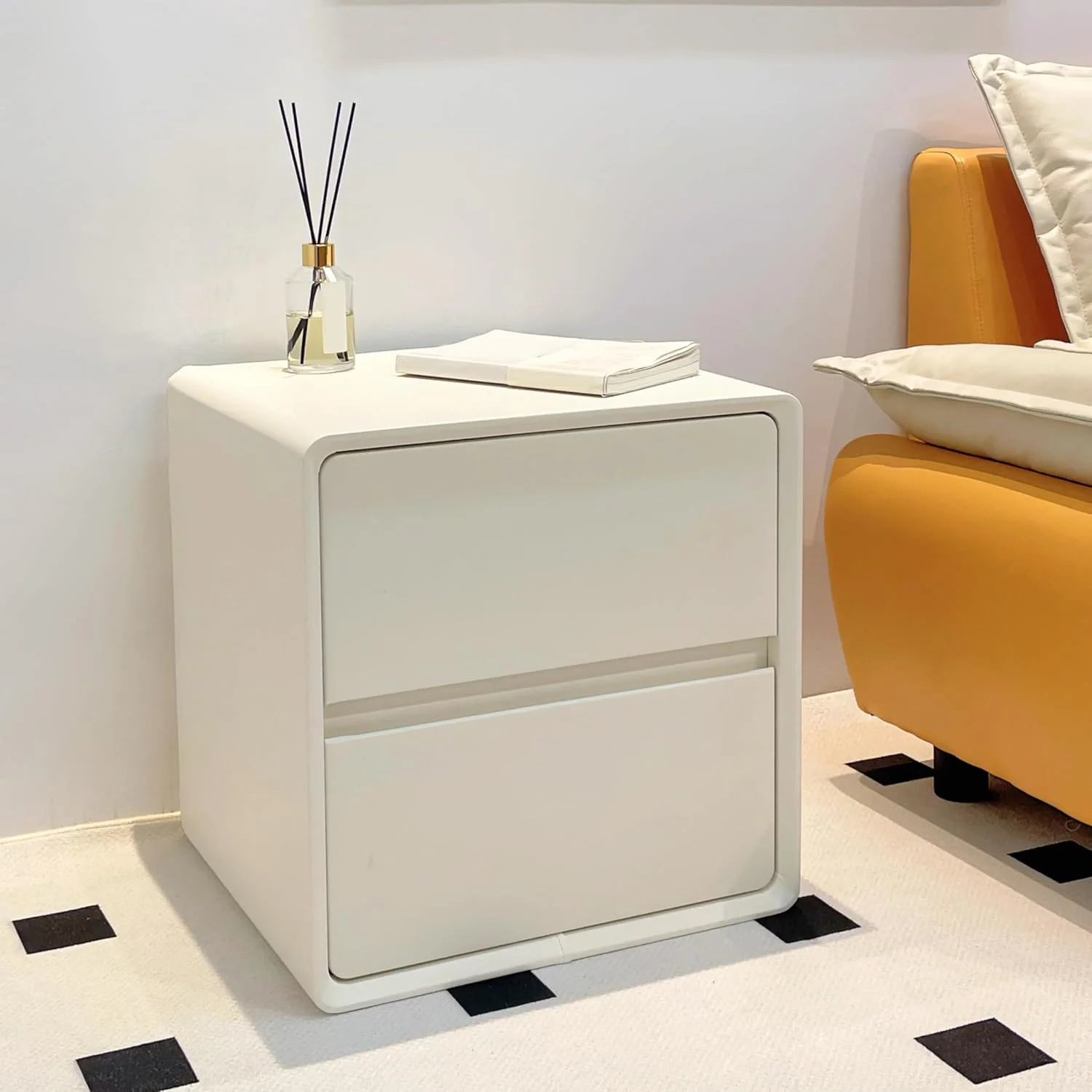 میز کنار تختی مدرن و مینیمال XINYUEMAIC، میز لبه چوب جامد با 2 کشو، روکش چرمی، کابینت ذخیره سازی لوکس بدون نیاز به نصب، مناسب برای اتاق نشیمن و اتاق خواب [بژ]