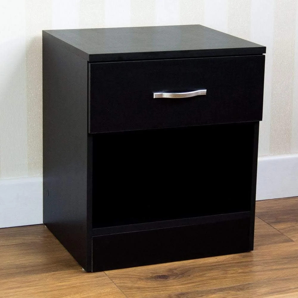 میز کنار تختی مشکی Vida Designs، 1 کشو با دستگیره و ریل فلزی، دارای پشتیبانی منحصر به فرد ضد خمیدگی کشو، مبلمان اتاق خواب Riano میز کنار تختی مشکی Vida Designs، 1 کشو با دستگیره و ریل فلزی، دارای پشتیبانی منحصر به فرد ضد خمیدگی کشو، مبلمان اتاق خواب Riano