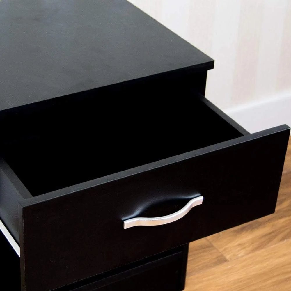 میز کنار تختی مشکی Vida Designs، 1 کشو با دستگیره و ریل فلزی، دارای پشتیبانی منحصر به فرد ضد خمیدگی کشو، مبلمان اتاق خواب Riano میز کنار تختی مشکی Vida Designs، 1 کشو با دستگیره و ریل فلزی، دارای پشتیبانی منحصر به فرد ضد خمیدگی کشو، مبلمان اتاق خواب Riano