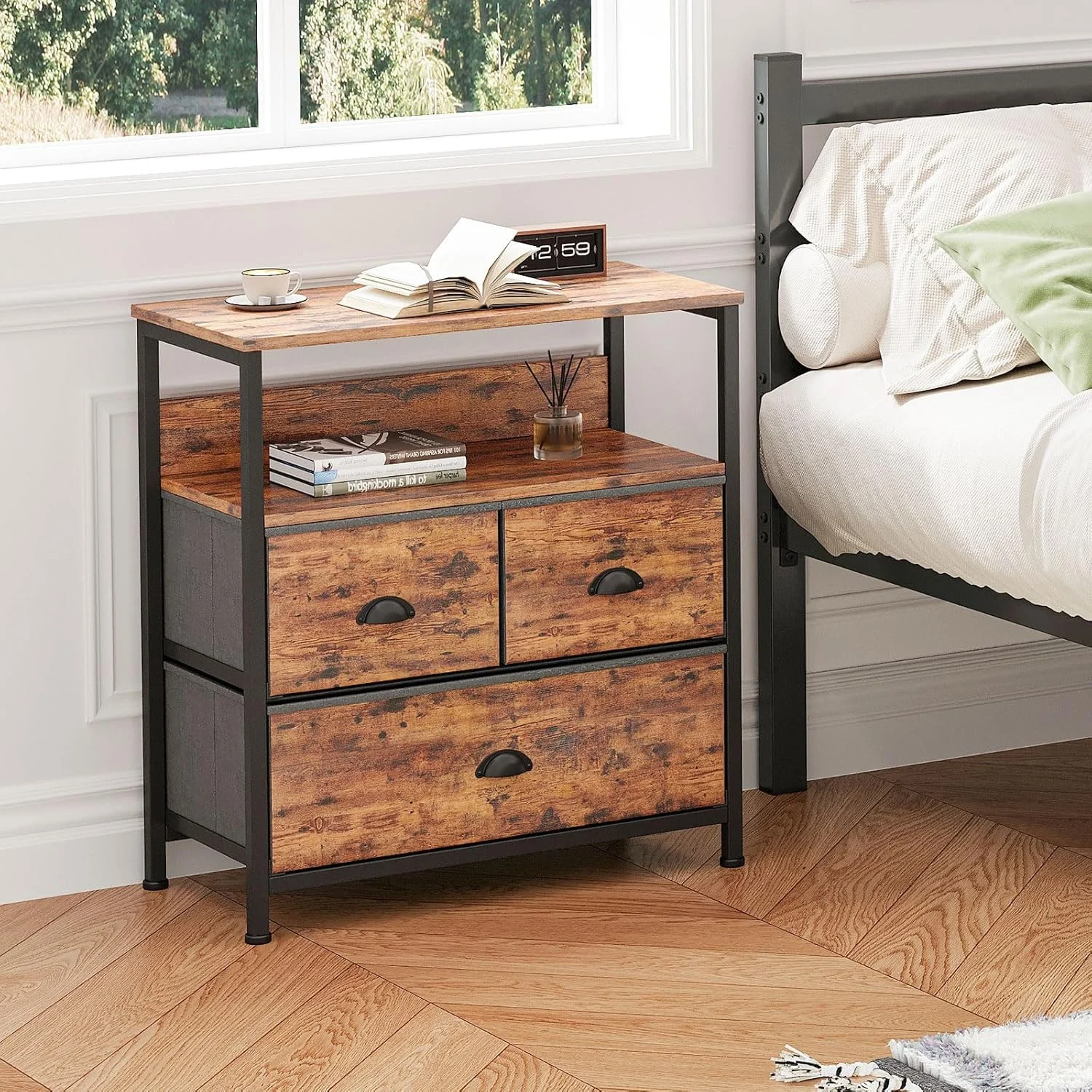 دراور کنار تختی SKY-TOUCH، میز کنار تختی با 3 کشو پارچه ای نبافته و 2 قفسه، میز کنار تخت برای اتاق خواب، کاربرد چند منظوره برای میز کنار تختی، اتاق خواب، اتاق نشیمن، چوب ببری