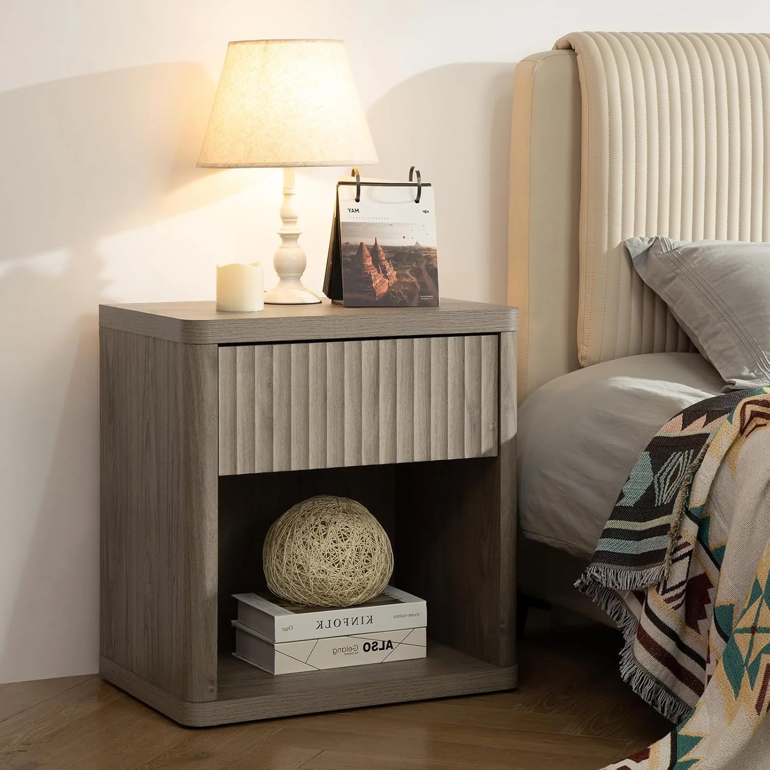 میز کنار تختی SICOTAS با کشو، میز کنار تخت شیاردار، میز انتهایی بزرگ مدرن و عریض، میز کنار تختی اواسط قرن برای اتاق خواب، اتاق نشیمن، مبل، کاناپه، دفتر کار خانگی، توسکا خاکستری میز کنار تختی SICOTAS با کشو، میز کنار تخت شیاردار، میز انتهایی بزرگ مدرن و عریض، میز کنار تختی اواسط قرن برای اتاق خواب، اتاق نشیمن، مبل، کاناپه، دفتر کار خانگی، توسکا خاکستری