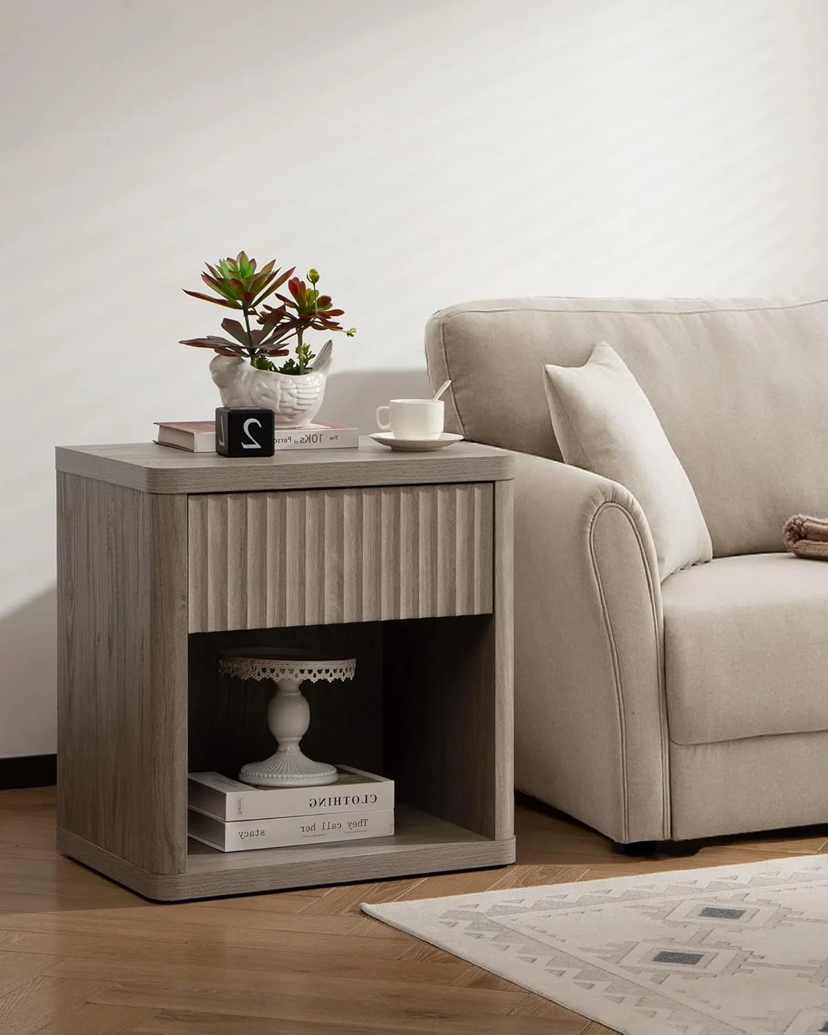 میز کنار تختی SICOTAS با کشو، میز کنار تخت شیاردار، میز انتهایی بزرگ مدرن و عریض، میز کنار تختی اواسط قرن برای اتاق خواب، اتاق نشیمن، مبل، کاناپه، دفتر کار خانگی، توسکا خاکستری میز کنار تختی SICOTAS با کشو، میز کنار تخت شیاردار، میز انتهایی بزرگ مدرن و عریض، میز کنار تختی اواسط قرن برای اتاق خواب، اتاق نشیمن، مبل، کاناپه، دفتر کار خانگی، توسکا خاکستری