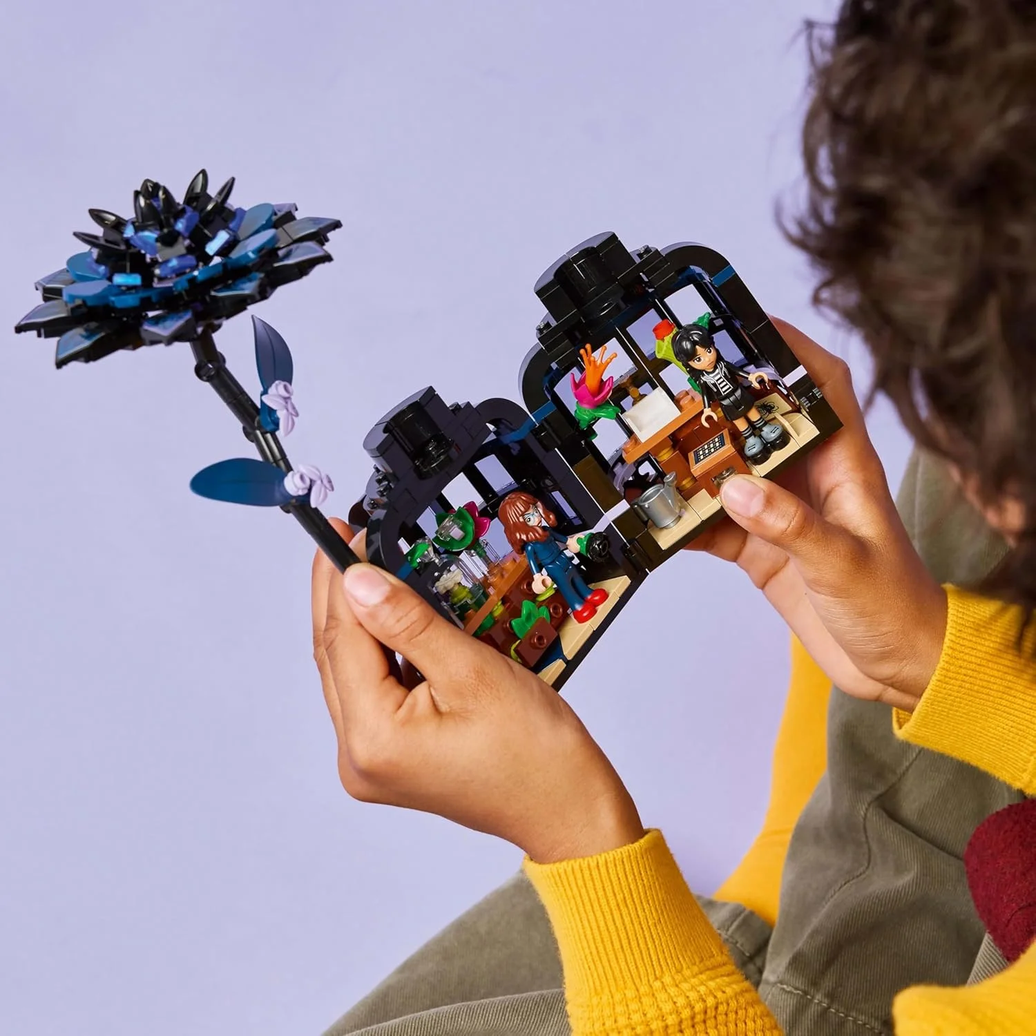 لگو گل کوکب سیاه ونزدی - مدل نمایشی و بازی بازشدنی با 2 مینی عروسک و لوازم جانبی - هدیه برای دختران و پسران 9+ سال و طرفداران سریال تلویزیونی - 76784 لگو گل کوکب سیاه ونزدی - مدل نمایشی و بازی بازشدنی با 2 مینی عروسک و لوازم جانبی - هدیه برای دختران و پسران 9+ سال و طرفداران سریال تلویزیونی - 76784