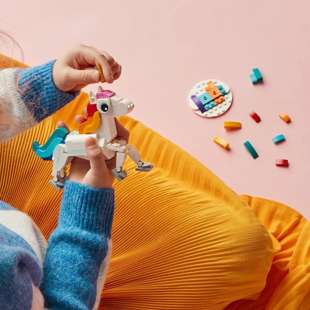 لگو 31140 Creator 3 در 1 اسباب بازی تک شاخ جادویی تبدیل شونده به اسب دریایی و طاووس، فیگورهای حیوانات رنگین کمانی، هدیه تک شاخ برای دختران و پسران، اسباب بازی های ساختنی