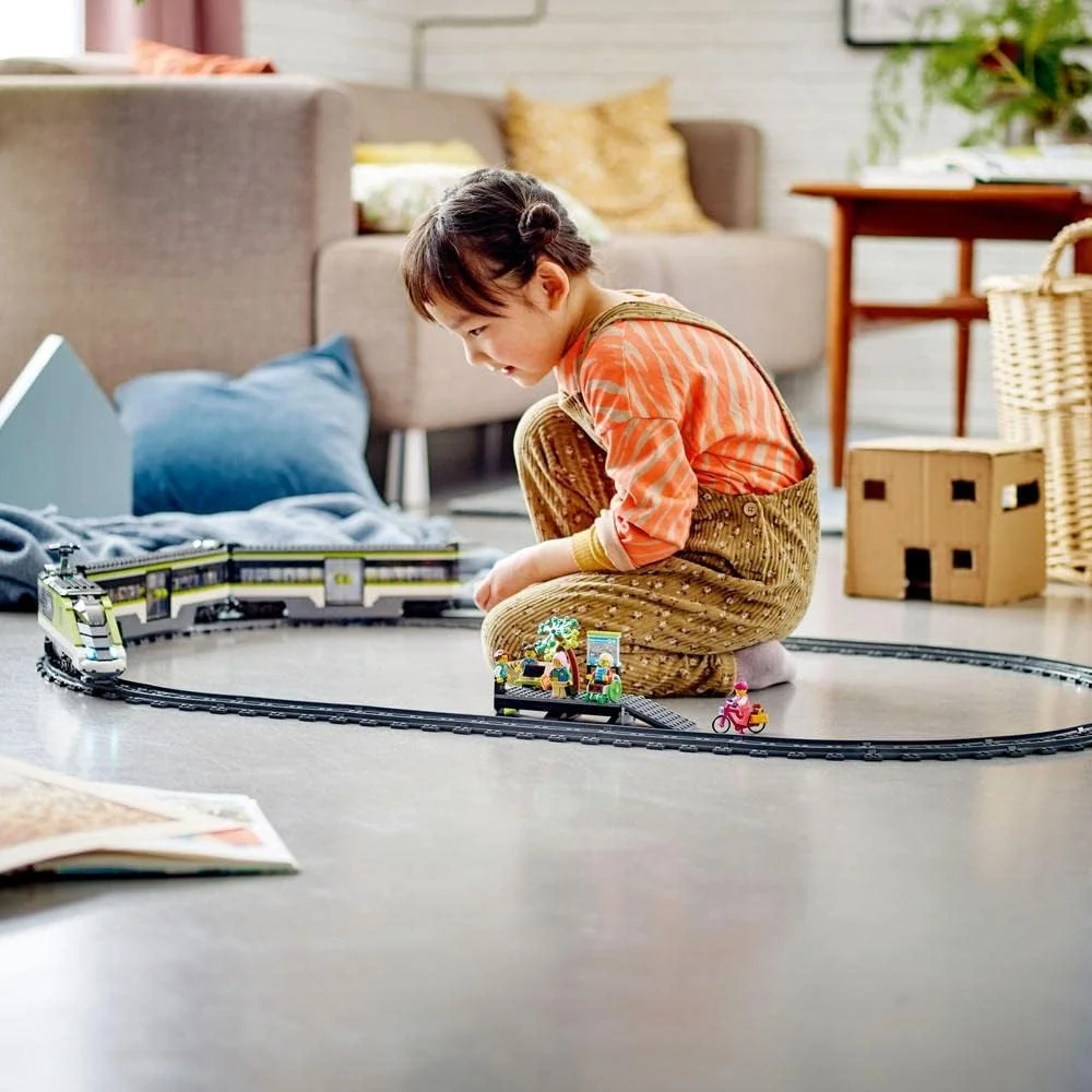 لگو 60337 قطار مسافربری سریع السیر شهری، اسباب بازی کنترل از راه دور، هدیه برای کودکان، پسران و دختران با چراغ های جلوی کارآمد، 2 واگن و 24 قطعه ریل، به همراه 6 مینی فیگور