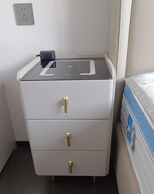 میز پاتختی هوشمند کول بری با شارژ بی‌سیم، بلندگو، پورت‌های USB و Type-C، چراغ‌های LED قابل تنظیم، 3 کشو، میز کنار تختی مدرن (رنگ سفید مایل به کرم) طرح آسمان