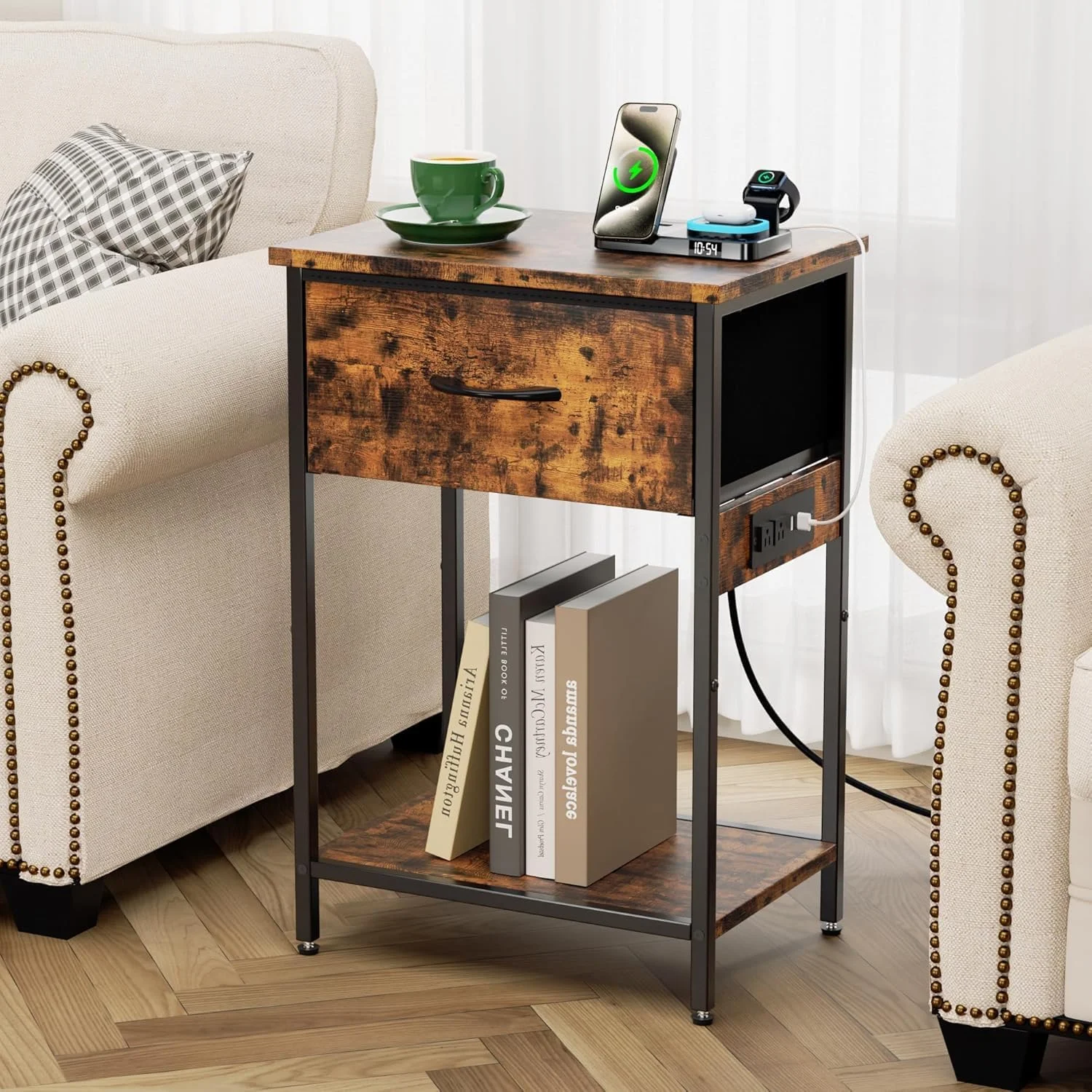 میز کنار تختی با ایستگاه شارژ، میز کنار تخت فوهوم با 2 طبقه قفسه ذخیره سازی و کشو، میز کنار تختی برای اتاق خواب، آپارتمان، اتاق مهمان، اتاق نشیمن، قهوه ای روستیک