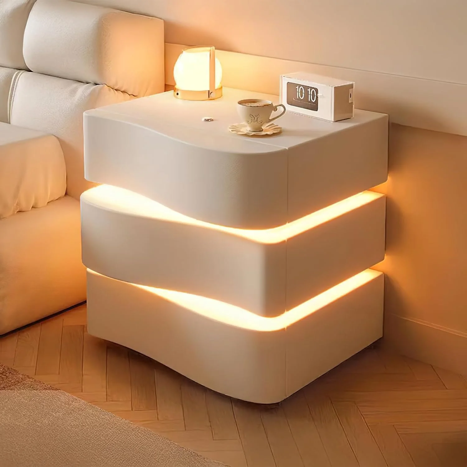 پاتختی LED با 3 کشو ذخیره سازی، پاتختی روکش چرم میکروفیبر با چراغ های LED و ریل های فلزی، روکش چرمی، میز کنار تخت خواب (بژ)