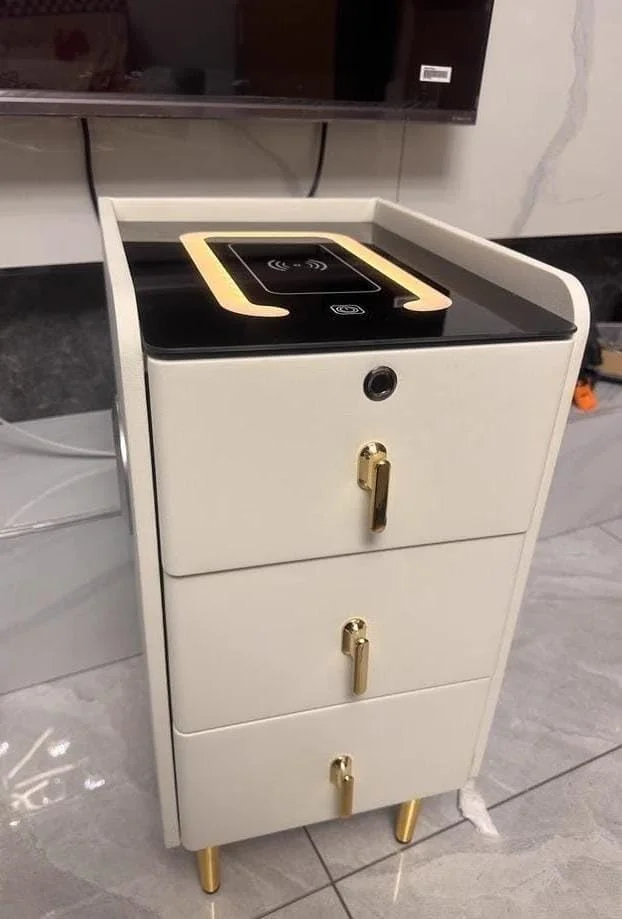 میز کنار تختی هوشمند، میز کنار تخت با ایستگاه شارژ بی سیم، بلندگوی بلوتوث، قفل اثر انگشت، میز کنار تختی مدرن با 3 کشو، خاکستری روشن میز کنار تختی هوشمند، میز کنار تخت با ایستگاه شارژ بی سیم، بلندگوی بلوتوث، قفل اثر انگشت، میز کنار تختی مدرن با 3 کشو، خاکستری روشن