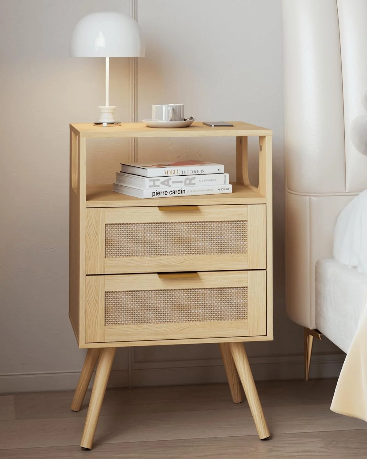 میز پاتختی راتان JOONEE، میز کنار تختی به سبک خانه روستایی با 2 کشو و قفسه چوبی باز، برای اتاق خواب و فضاهای کوچک، میز کنار تختی با پایه های چوبی محکم (بلوط زرد)