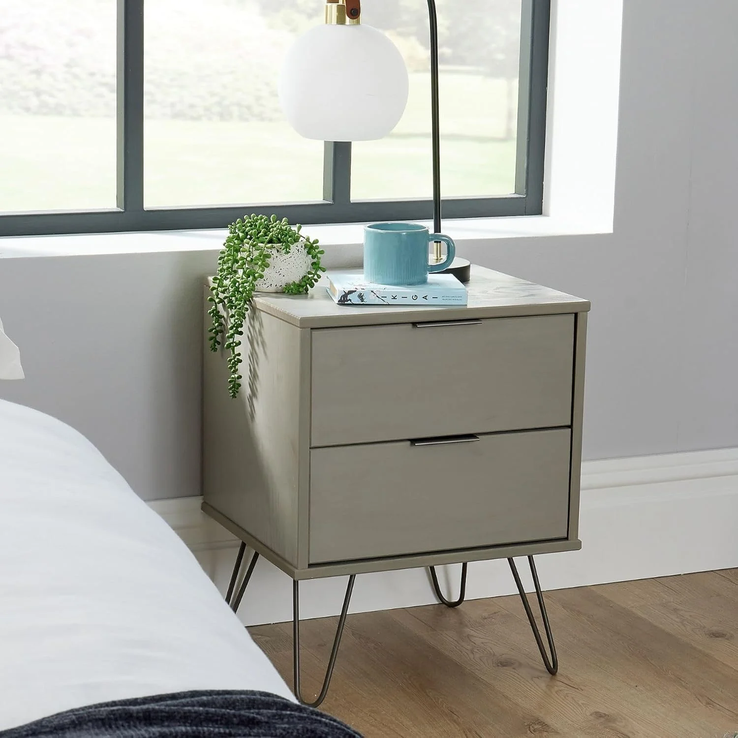 میز کنار تختی آکادیا هوم سورس، میز عسلی چوبی صنعتی، میز کنار مبلی، دارای 2 کشو، رنگ خاکستری و چوب کاج