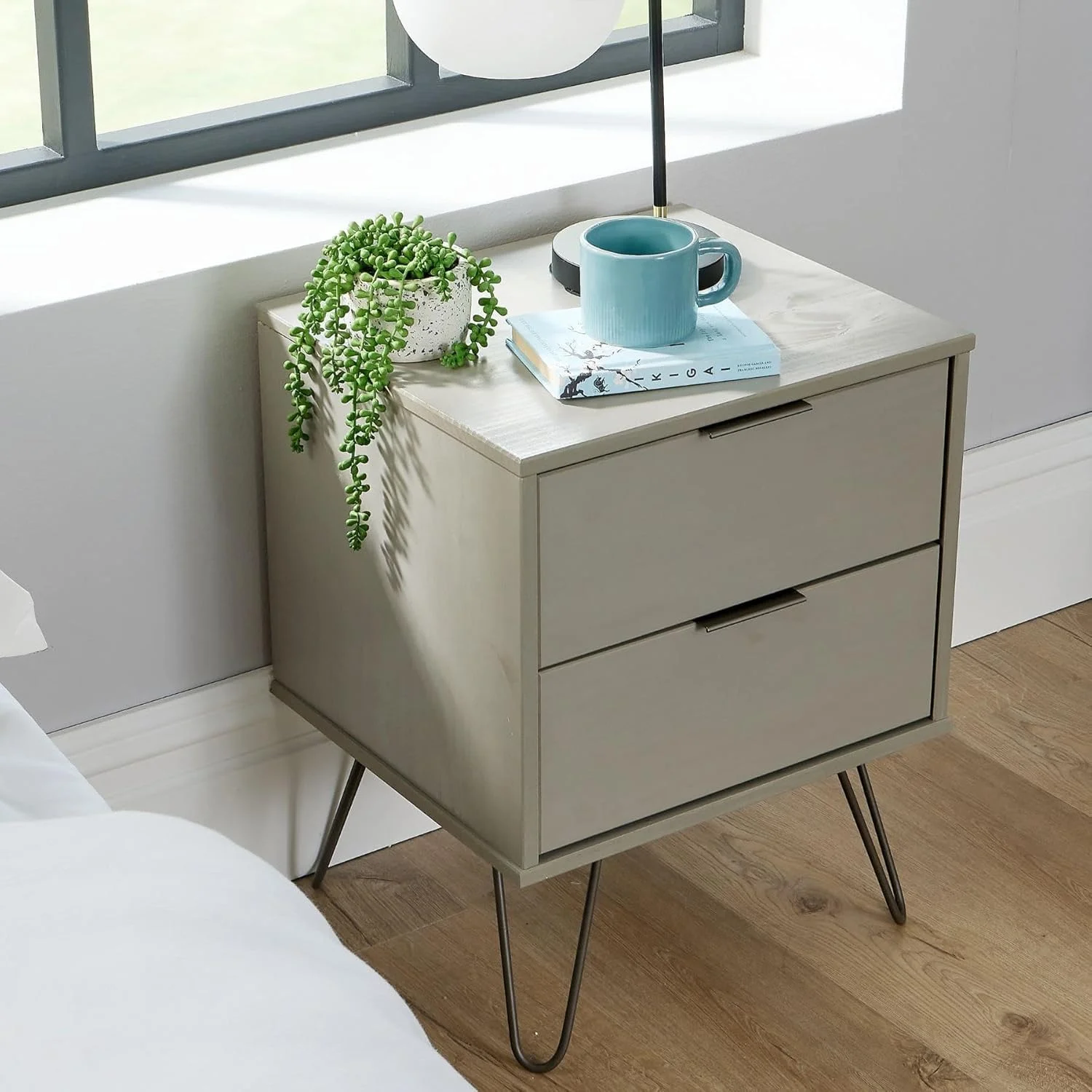 میز کنار تختی آکادیا هوم سورس، میز عسلی چوبی صنعتی، میز کنار مبلی، دارای 2 کشو، رنگ خاکستری و چوب کاج