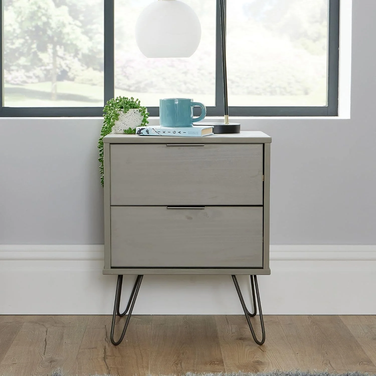 میز کنار تختی آکادیا هوم سورس، میز عسلی چوبی صنعتی، میز کنار مبلی، دارای 2 کشو، رنگ خاکستری و چوب کاج