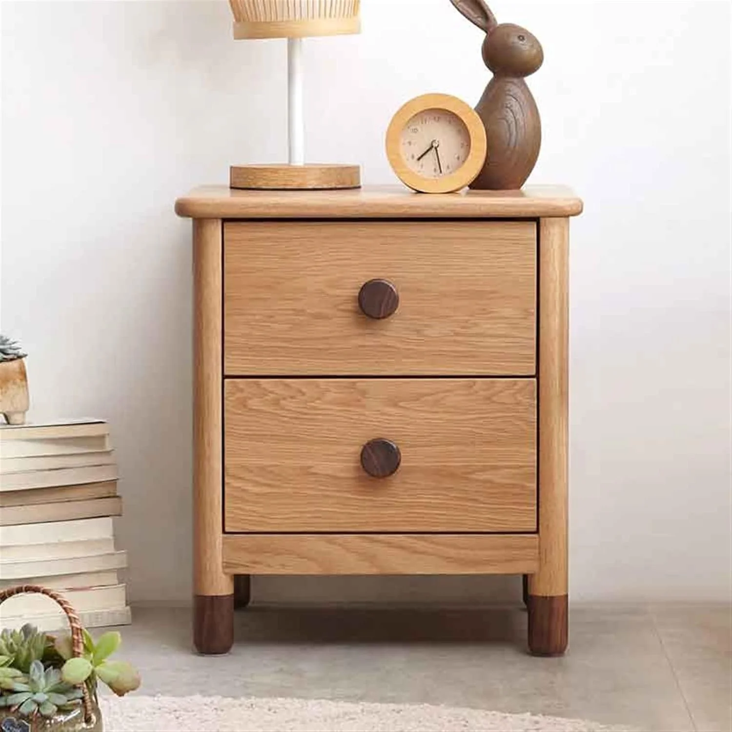 میز کنار تختی چوبی، کوچک، مناسب اتاق خواب، دارای کشو برای نگهداری وسایل میز کنار تختی چوبی، کوچک، مناسب اتاق خواب، دارای کشو برای نگهداری وسایل