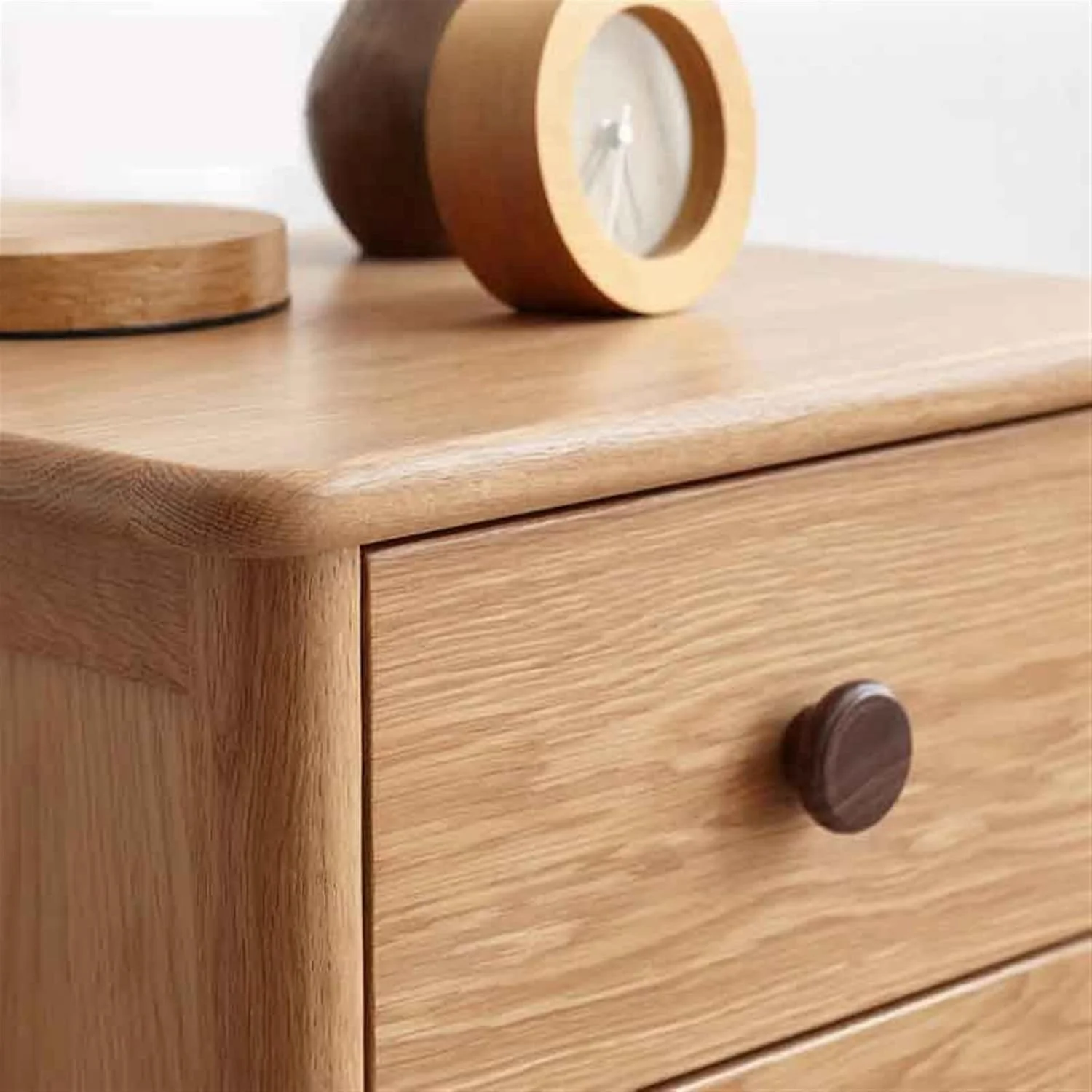 میز کنار تختی چوبی، کوچک، مناسب اتاق خواب، دارای کشو برای نگهداری وسایل میز کنار تختی چوبی، کوچک، مناسب اتاق خواب، دارای کشو برای نگهداری وسایل