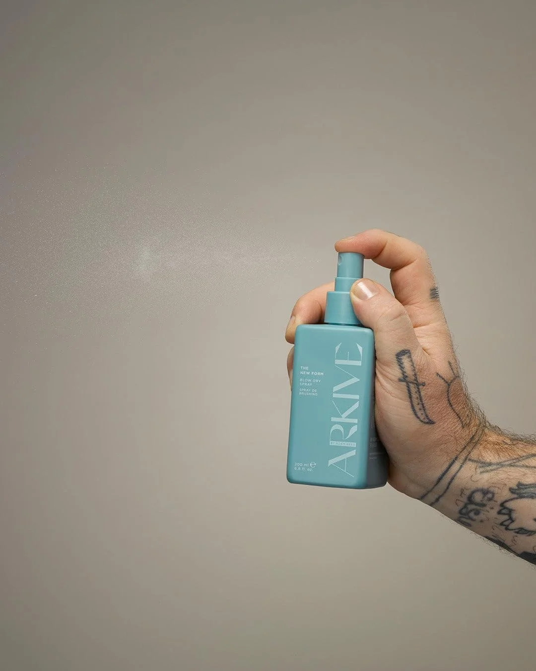 اسپری حالت دهنده مو آرکایو مدل The New Form حجم 200 میلی لیتر - اسپری مو زنانه، اسپری حالت دهنده مو - اسپری براق کننده مو خشک و وگان مناسب انواع مو - اسپری مو با قدرت نگهدارندگی قوی برای زنان - اسپری ضخیم کننده مو