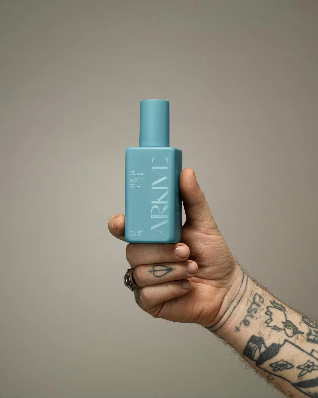 اسپری حالت دهنده مو آرکایو مدل The New Form حجم 200 میلی لیتر - اسپری مو زنانه، اسپری حالت دهنده مو - اسپری براق کننده مو خشک و وگان مناسب انواع مو - اسپری مو با قدرت نگهدارندگی قوی برای زنان - اسپری ضخیم کننده مو