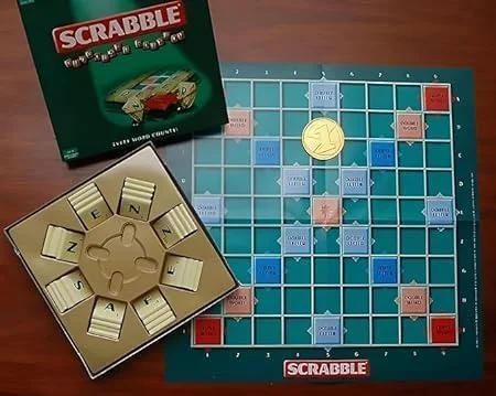 بازی تخته ای جدول کلمات متقاطع کلاسیک SUKILO - بازی کلمه سازی برای خانواده ها، کودکان و بزرگسالان - بازی املایی و واژگان سرگرم کننده و آموزشی برای 2-4 بازیکن