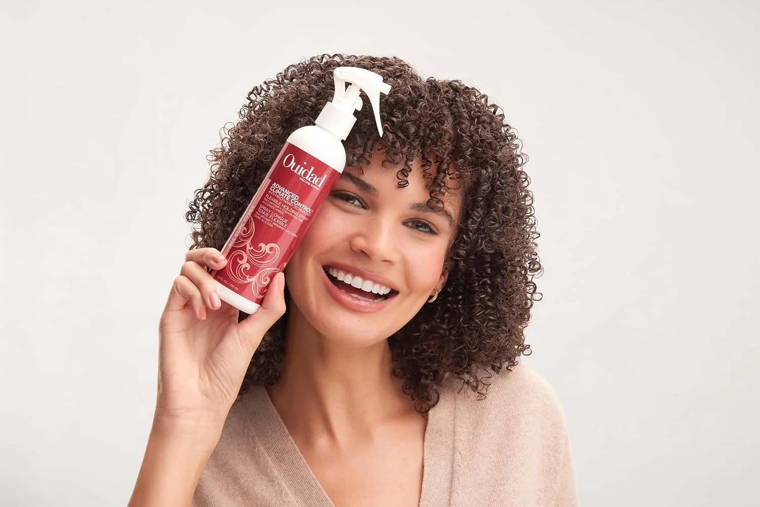 اسپری نگهدارنده موی فر Ouidad Advanced Climate Control، حجم 250 میلی لیتر، اسپری موی فر انعطاف پذیر برای فرهای حجیم و بدون وز، غنی شده با پرو ویتامین B5، بدون سولفات، پارابن و تست حیوانی