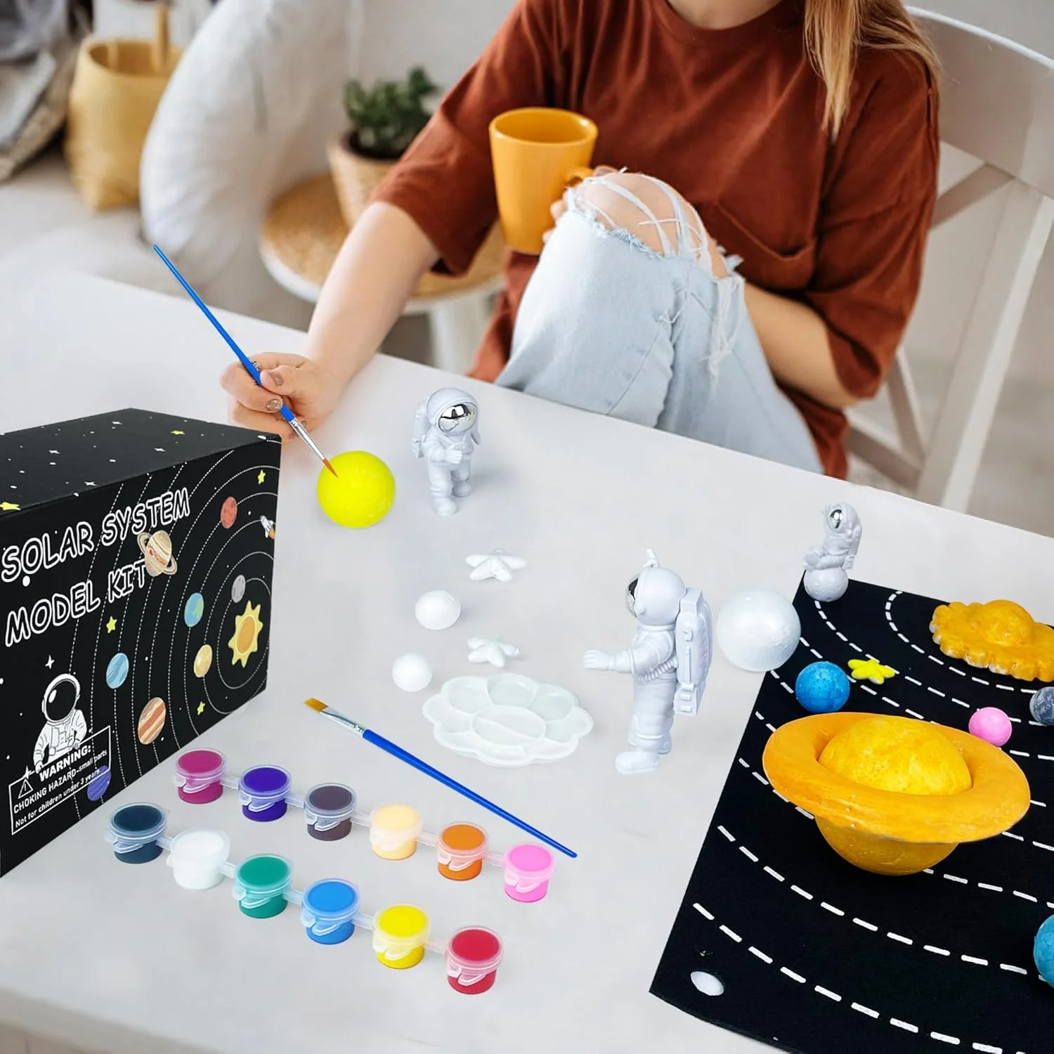 کیت مدل منظومه شمسی 35 تکه شامل رنگدانه های رنگی، پالت، کره ها، توپ ها، برس ها، صفحه پس زمینه نمدی، دفترچه راهنما، تزیینات فضانورد و موارد دیگر