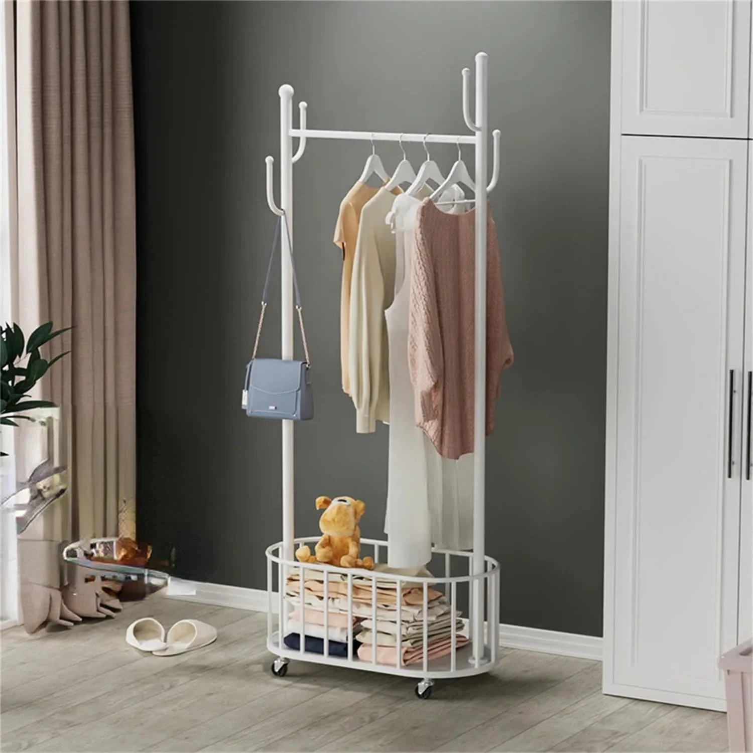 رگال لباس فلزی HYTTER با میله آویز، سازمان دهنده متحرک لباس با چرخ های قفل دار، رگال لباس محکم 60×170 سانتی متر با 6 قلاب آویز کلاه و سبد قفسه نگهداری کیف (سفید)