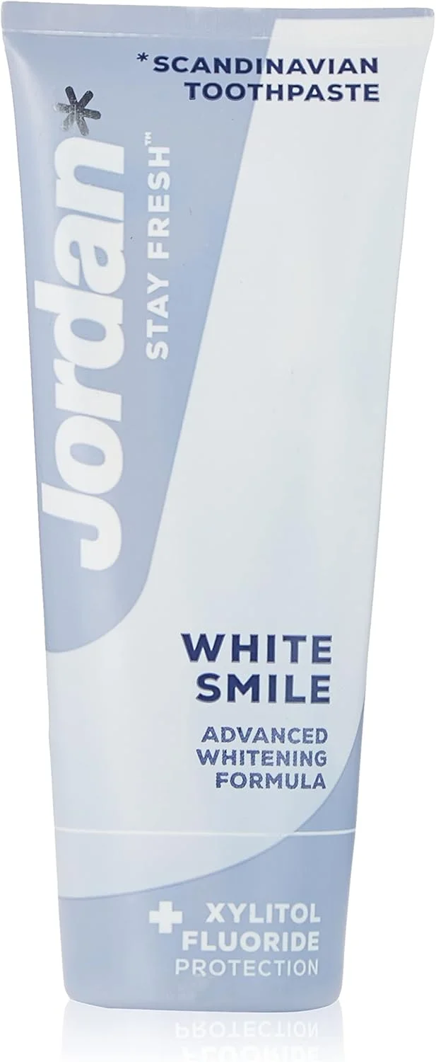 خمیر دندان سفید کننده جردن وایت اسمایل، تیوب 75 میلی لیتری، از بین برنده لکه های روزانه مانند قهوه و چای، حاوی زینک و زایلیتول، اثر سفید کنندگی، ملایم بر روی مینای دندان، توسعه یافته و تولید شده در اسکاندیناوی