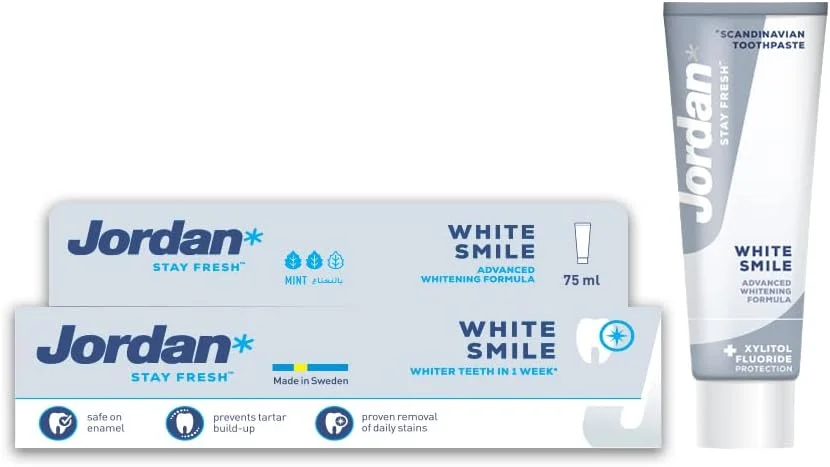 خمیر دندان سفید کننده جردن Stay Fresh با طعم لبخند سفید 75 میلی لیتر، از بین برنده لکه های روزانه مانند قهوه و چای، حاوی زینک و زایلیتول، اثر سفید کنندگی، ملایم بر روی مینای دندان، توسعه یافته و تولید شده در اسکاندیناوی