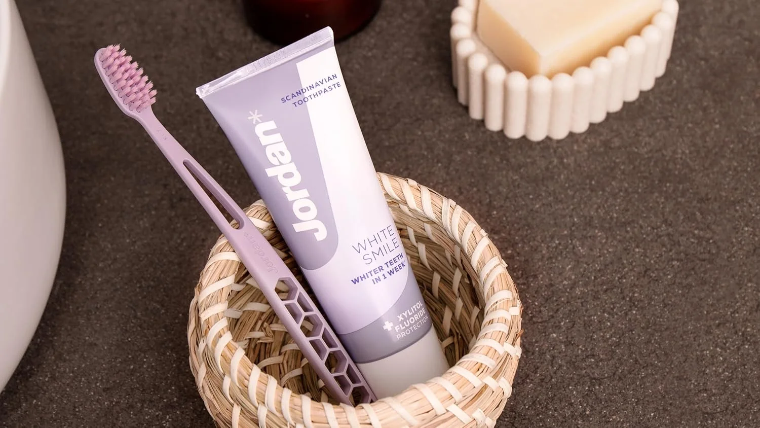 خمیر دندان سفید کننده جردن Stay Fresh با طعم لبخند سفید 75 میلی لیتر، از بین برنده لکه های روزانه مانند قهوه و چای، حاوی زینک و زایلیتول، اثر سفید کنندگی، ملایم بر روی مینای دندان، توسعه یافته و تولید شده در اسکاندیناوی