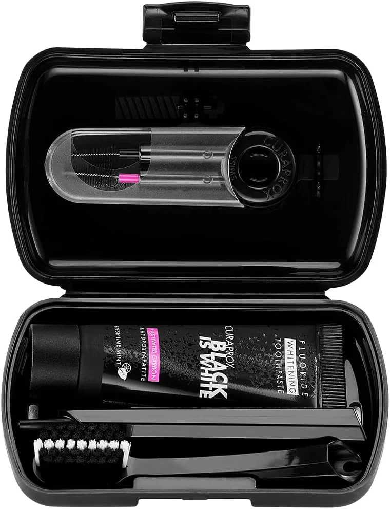 ست مسافرتی Curaprox Black Is White I شامل مسواک مسافرتی فوق نرم CS 5460، خمیر دندان سفید کننده Black Is White با کربن 10 میلی لیتری، برس های بین دندانی CPS Prime 07 & 09