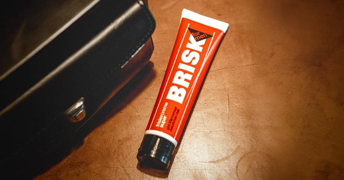 کرم مو حالت دهنده فوق العاده BRISK - کرم حالت دهنده مو با رایحه مردانه و گیاهی برای موهای تغذیه شده - موها را به راحتی و بدون چسبندگی حالت می دهد - تیوپ 100 میلی لیتری