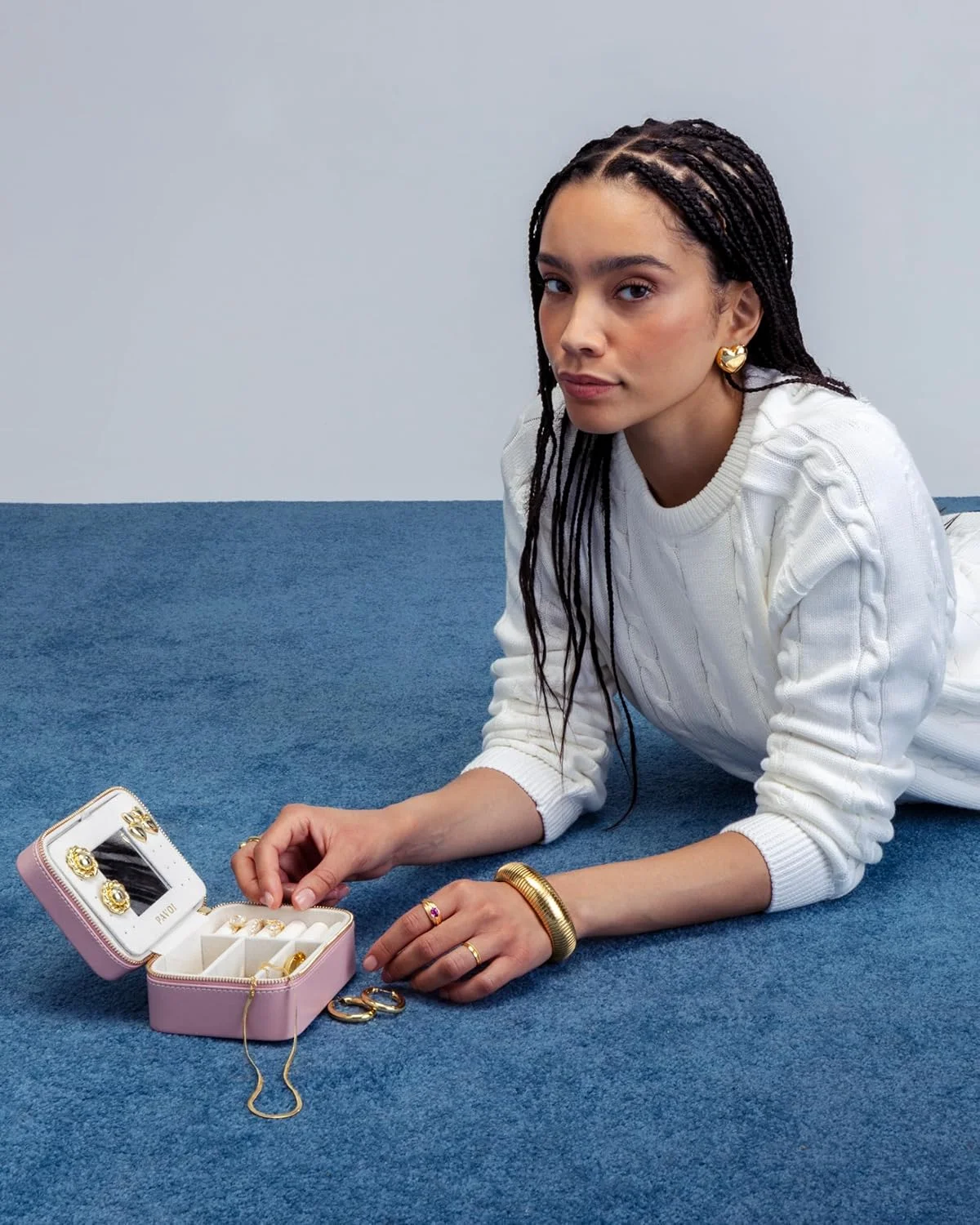 جعبه جواهرات پاوی، سازمان دهنده مسافرتی جمع و جور با آینه | کیف کوچک چرمی PU با محفظه و پارچه تمیز کننده برای انگشتر، گوشواره و گردنبند | صورتی