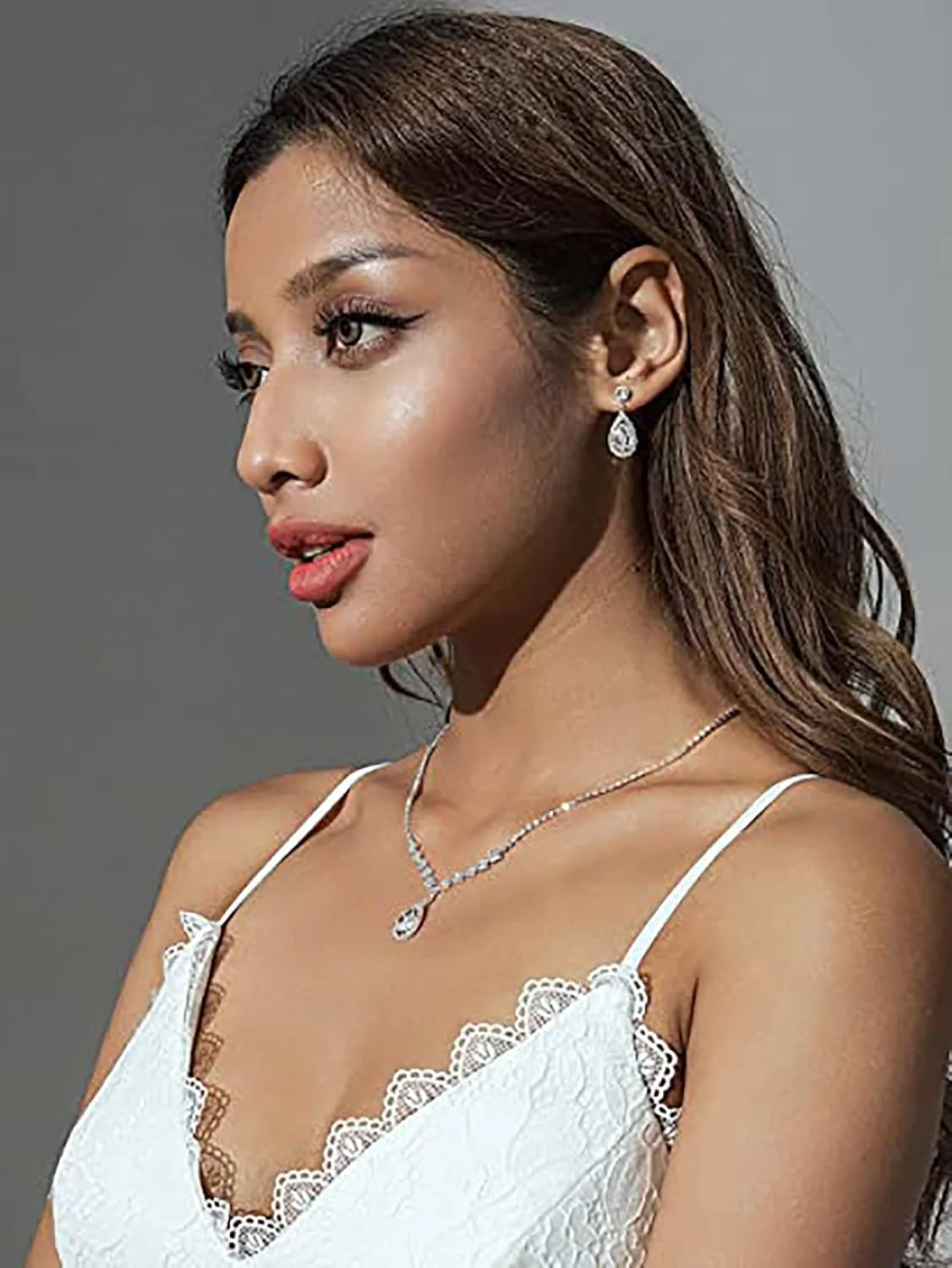 ست گردنبند و گوشواره کریستالی عروس SYOSI، ست جواهرات عروسی، گردنبند چوکر نگین دار، ست جواهرات لباس مجلسی برای زنان و دختران (ست 3 تکه - 2 گوشواره و 1 گردنبند) ست گردنبند و گوشواره کریستالی عروس SYOSI، ست جواهرات عروسی، گردنبند چوکر نگین دار، ست جواهرات لباس مجلسی برای زنان و دختران (ست 3 تکه - 2 گوشواره و 1 گردنبند)