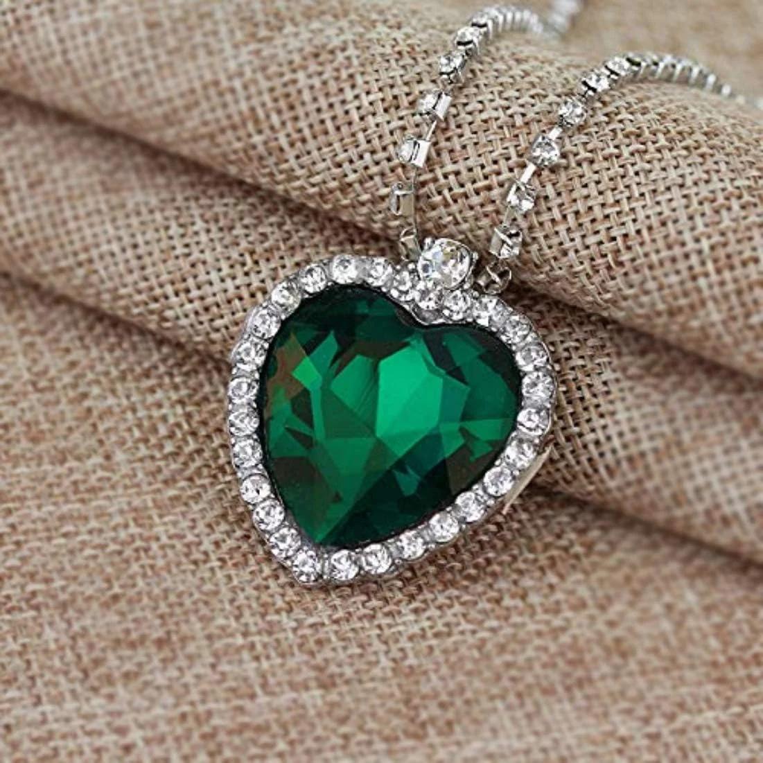 گردنبند قلب کریستالی تایتانیک YouBella Jewellery برای دختران، گردنبند آویز مد روز، جواهرات برای دختران و زنان (سبز) گردنبند قلب کریستالی تایتانیک YouBella Jewellery برای دختران، گردنبند آویز مد روز، جواهرات برای دختران و زنان (سبز)