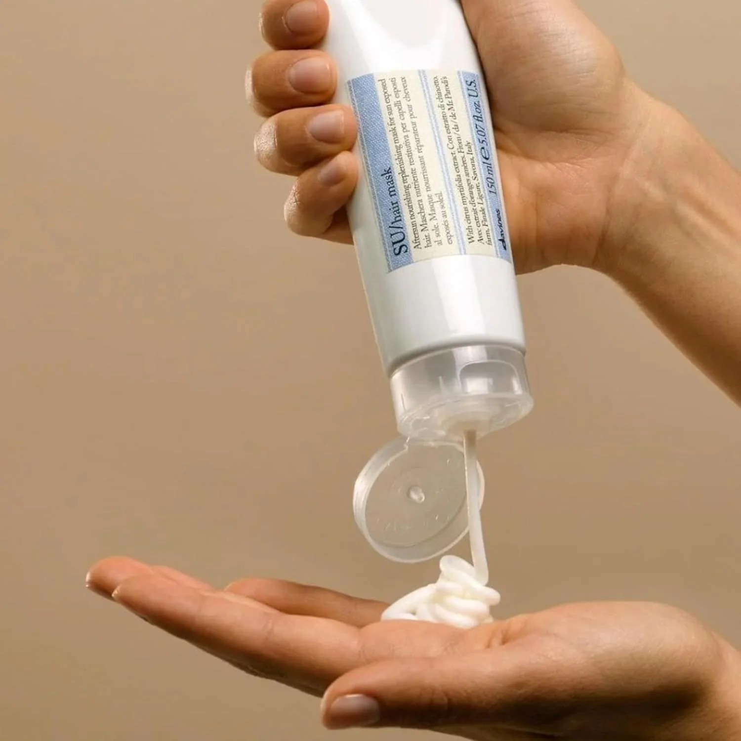 ماسک مو داوینس Su، 150 میلی لیتر. درمان کامل ضد پیری برای موهای آسیب دیده ناشی از آفتاب، کلرید و آب دریا. نرمی، رطوبت و درخشندگی را حتی به خشک ترین موها باز می گرداند. فاقد پارابن.