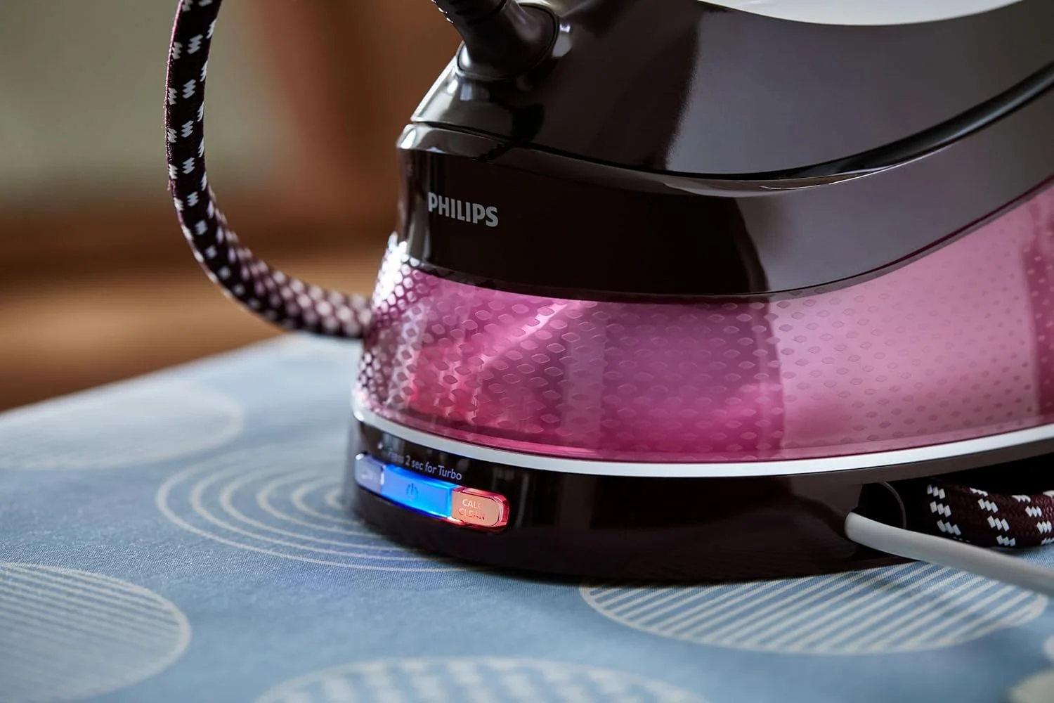 اتو بخار مخزن دار فشرده فیلیپس پرفکت کر - 2400 وات، ظرفیت مخزن آب 1.5 لیتر، خاموش شدن خودکار، تقویت بخار تا 400 گرم - GC7842/46