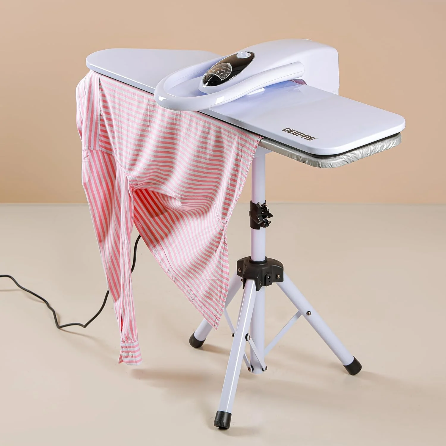 پرس بخار دیجیتال Geepas با پایه - GSP25037 | مناسب برای انواع پارچه و ایمن برای پارچه های ظریف / مجهز به صفحه فلزی و ظرفیت 500 میلی لیتر، 2200 وات / سفید