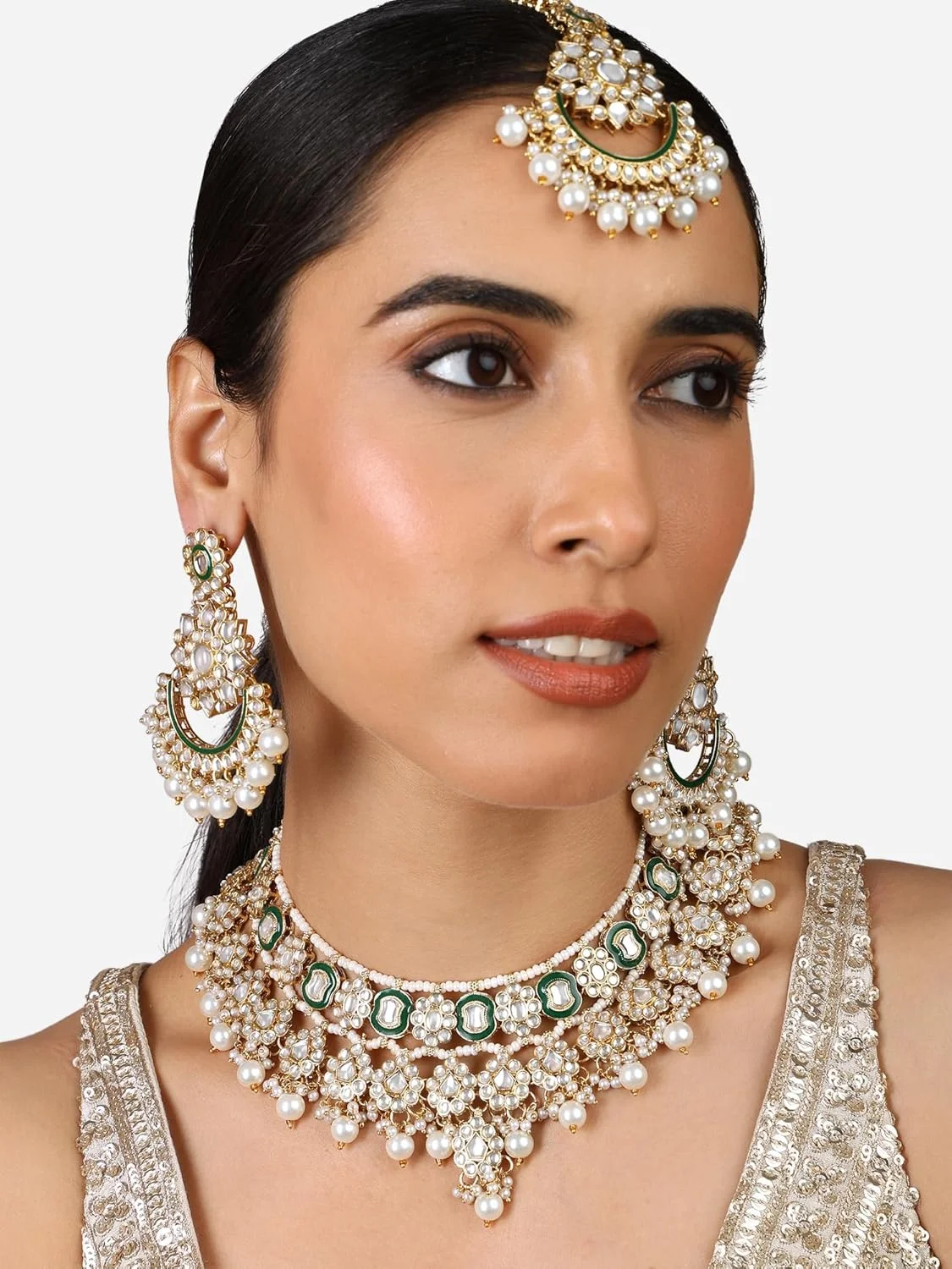 زیوری پرلز ست گردنبند چوکر، گوشواره و مانگ تیکا زنانه مدل میناکاری سبز، کندن و مروارید - ZPFK17355 زیوری پرلز ست گردنبند چوکر، گوشواره و مانگ تیکا زنانه مدل میناکاری سبز، کندن و مروارید - ZPFK17355