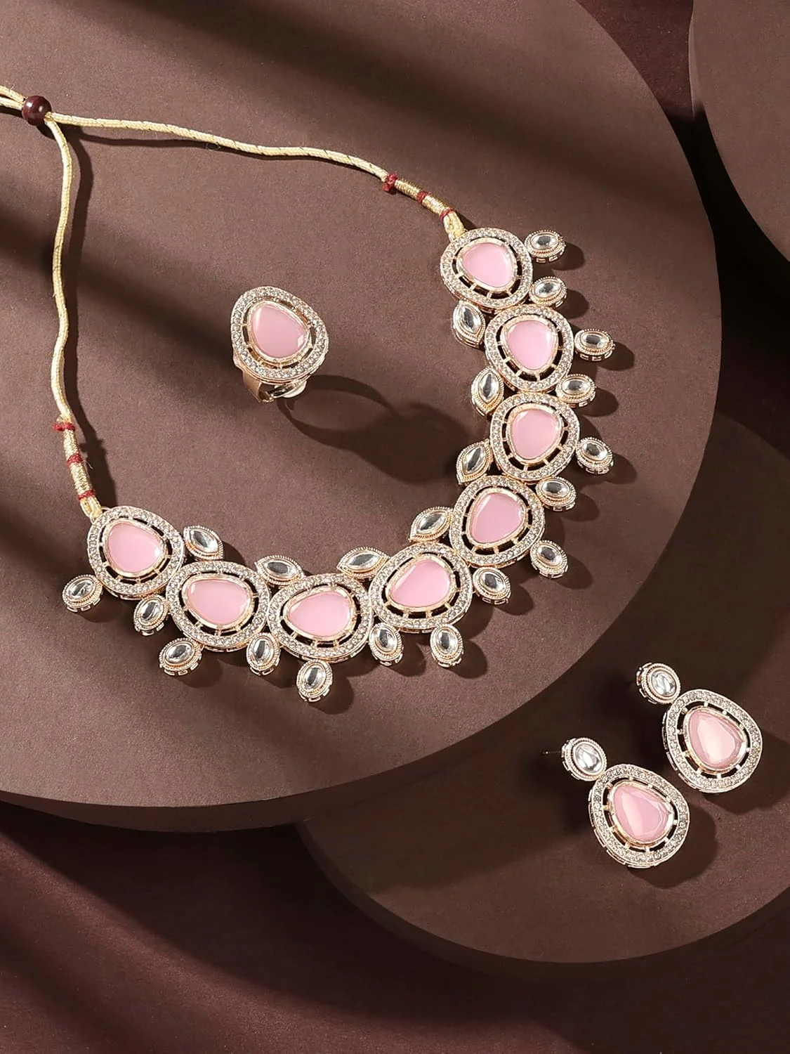زیوری پرلز، ست گردنبند چوکر، گوشواره و انگشتر زنانه با نگین های صورتی Kundan و الماس اتریشی - ZPFK16629