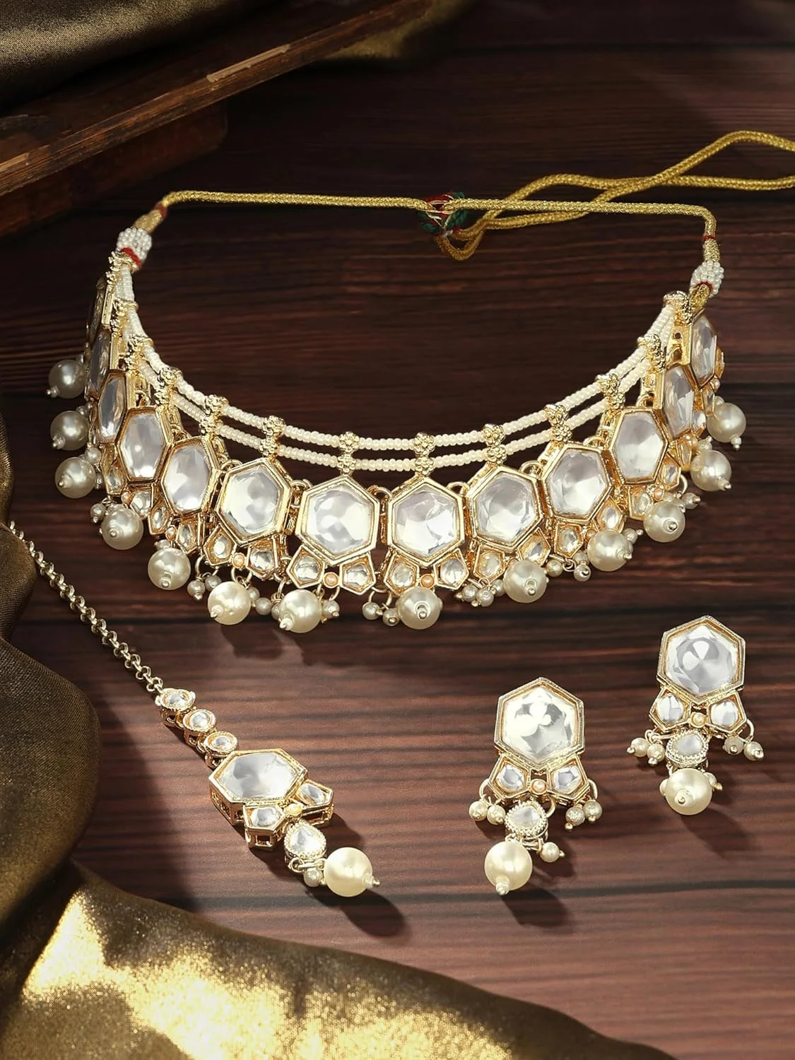 زیوری پرلز، ست گردنبند، گوشواره و مانگ تیکا با سنگ های مصنوعی و مهره های طلایی رنگ کندان، مناسب برای بانوان - ZPFK17089 زیوری پرلز، ست گردنبند، گوشواره و مانگ تیکا با سنگ های مصنوعی و مهره های طلایی رنگ کندان، مناسب برای بانوان - ZPFK17089