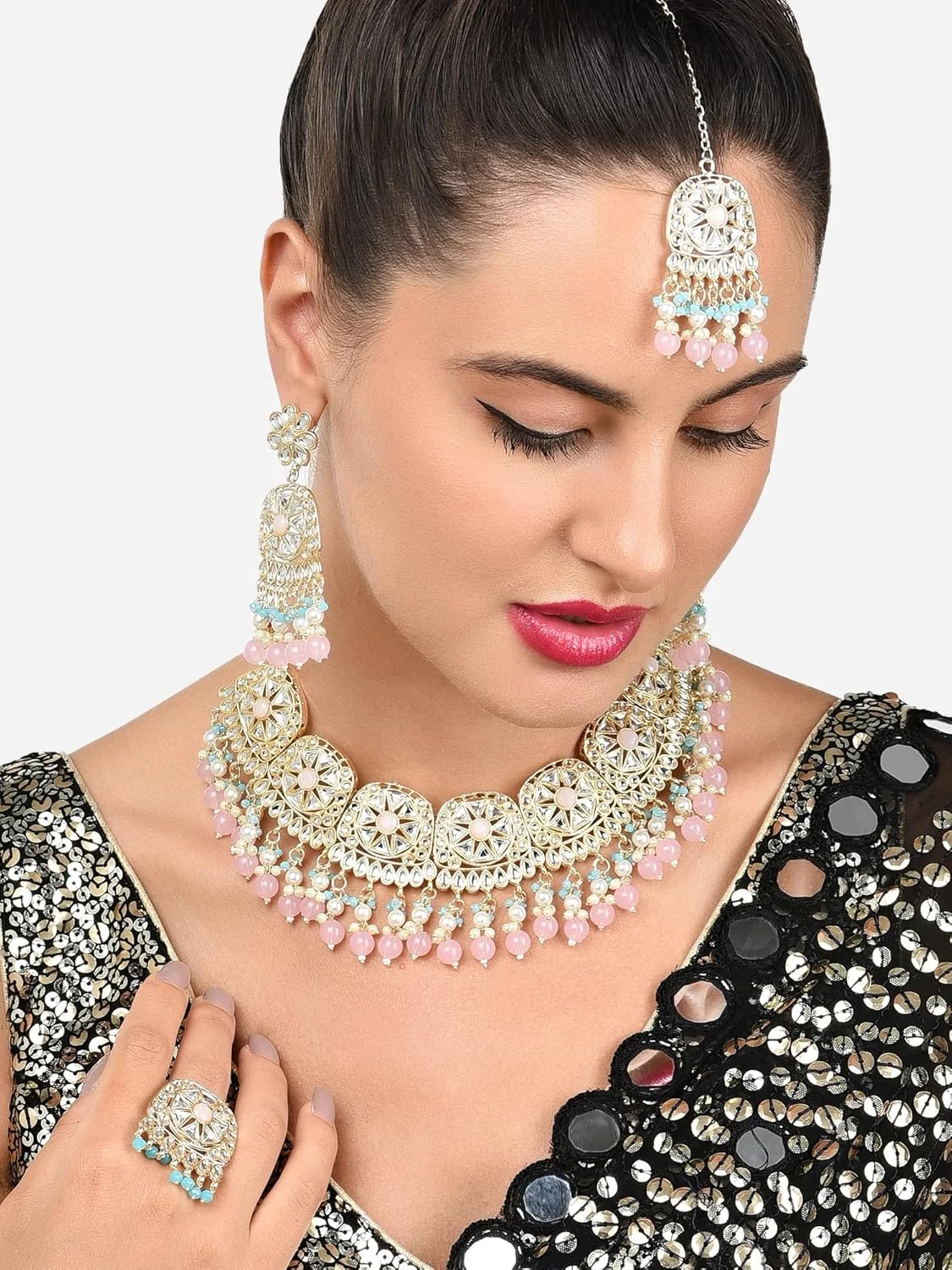 زیوری پرلز، ست گردنبند چوکر، گوشواره، مانگ تیکا و انگشتر زنانه با مهره های فیروزه ای آبی و صورتی و نگین های کندان - ZPFK16015 زیوری پرلز، ست گردنبند چوکر، گوشواره، مانگ تیکا و انگشتر زنانه با مهره های فیروزه ای آبی و صورتی و نگین های کندان - ZPFK16015