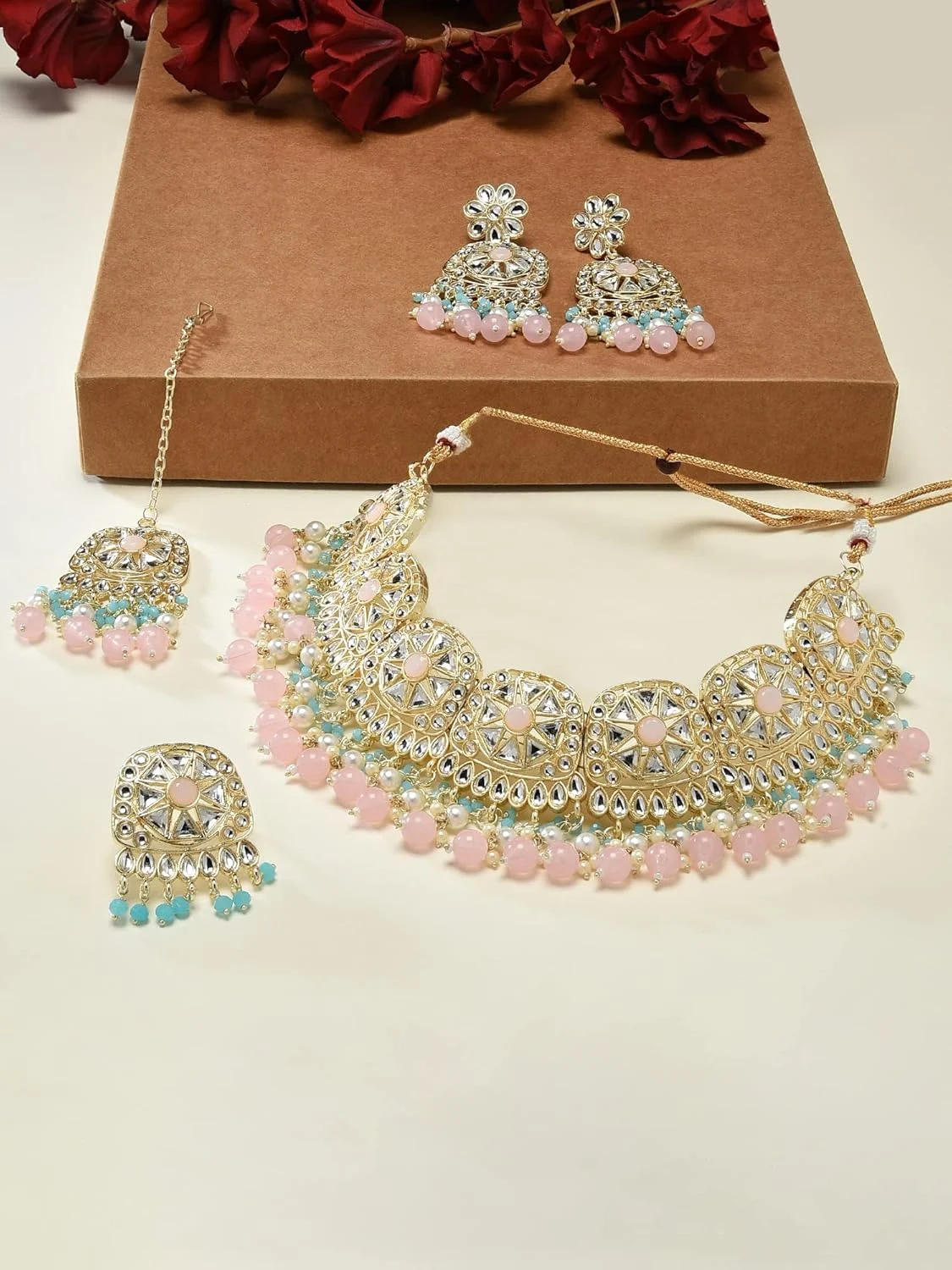 زیوری پرلز، ست گردنبند چوکر، گوشواره، مانگ تیکا و انگشتر زنانه با مهره های فیروزه ای آبی و صورتی و نگین های کندان - ZPFK16015 زیوری پرلز، ست گردنبند چوکر، گوشواره، مانگ تیکا و انگشتر زنانه با مهره های فیروزه ای آبی و صورتی و نگین های کندان - ZPFK16015