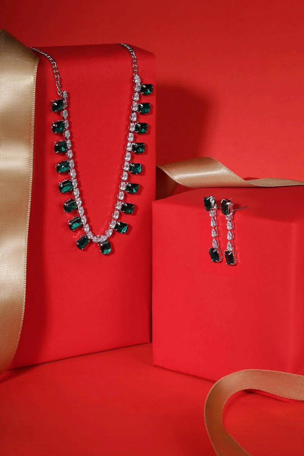 زیوری پرلز، ست گردنبند و گوشواره زنانه سبز رنگ با نگین های درخشان، مناسب مهمانی و مجالس - ZPFK17643 زیوری پرلز، ست گردنبند و گوشواره زنانه سبز رنگ با نگین های درخشان، مناسب مهمانی و مجالس - ZPFK17643