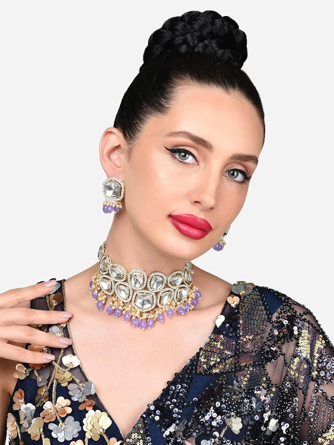 زیوری پرلز، گردنبند چوکر عروس با آویز مهره های بنفش و نگین های کندان به همراه گوشواره زنانه - ZPFK15841 زیوری پرلز، گردنبند چوکر عروس با آویز مهره های بنفش و نگین های کندان به همراه گوشواره زنانه - ZPFK15841