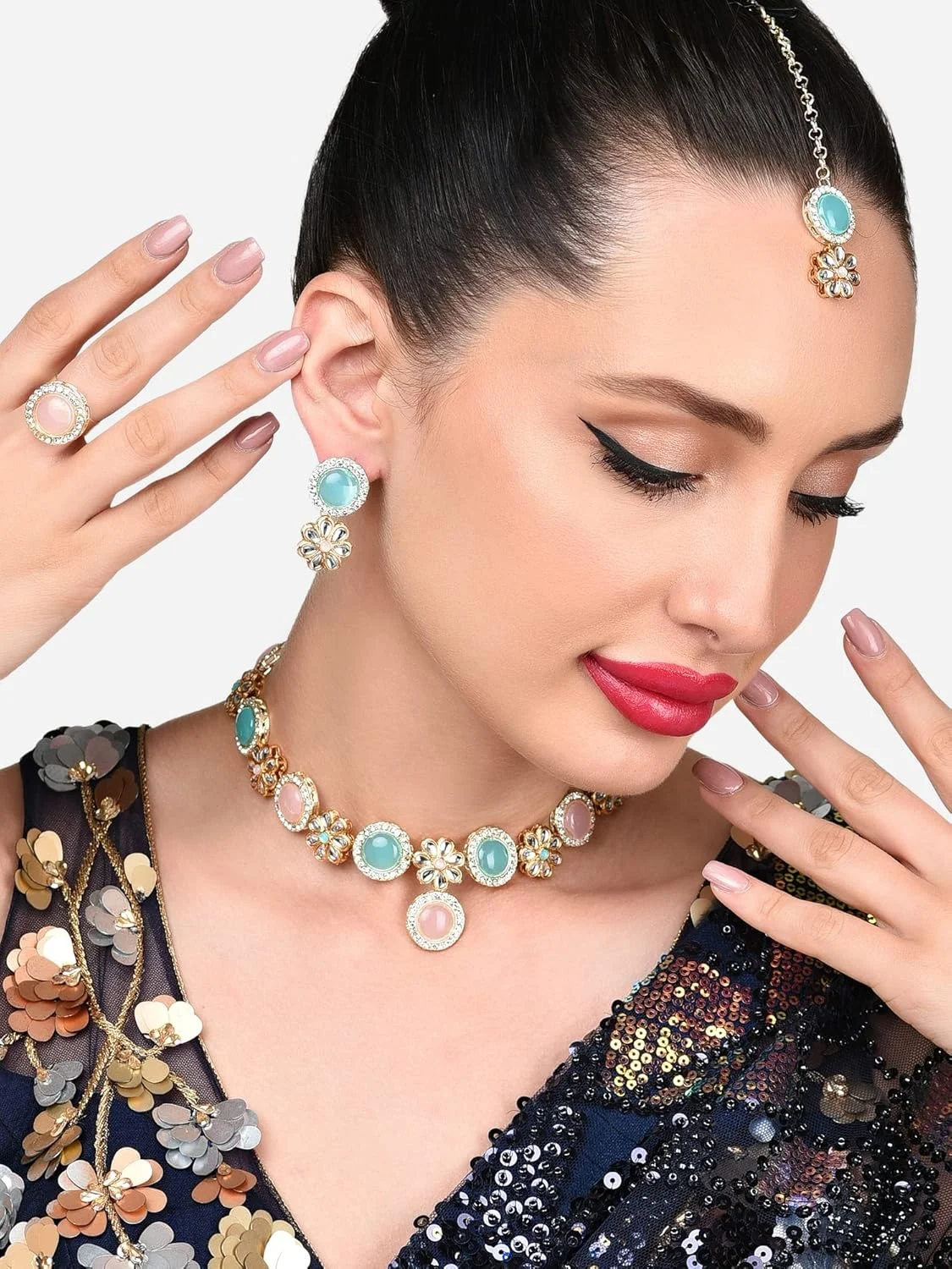 ست گردنبند، گوشواره، مانگ تیکا و انگشتر زنانه ZAVERI PEARLS با گل های کندان آبی فیروزه ای و صورتی - ZPFK15978