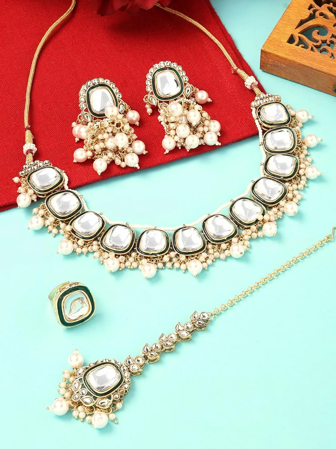 زیوری پرلز ست گردنبند، گوشواره، مانگ تیکا و انگشتر عروس با مینای سبز، نگین های Kundan و مروارید - ZPFK16757 زیوری پرلز ست گردنبند، گوشواره، مانگ تیکا و انگشتر عروس با مینای سبز، نگین های Kundan و مروارید - ZPFK16757